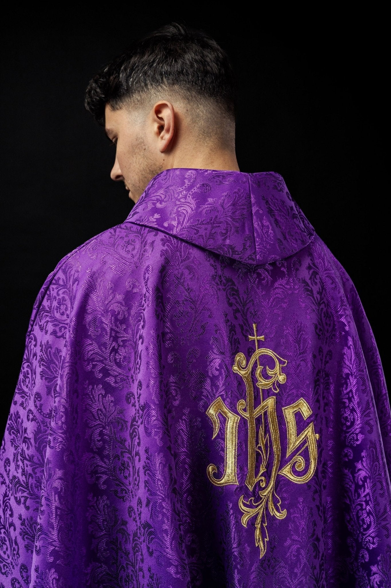 Purple chasuble made of floral ornamental texture with classic IHS LE/7032/03 - HAFTINAUSA.COM