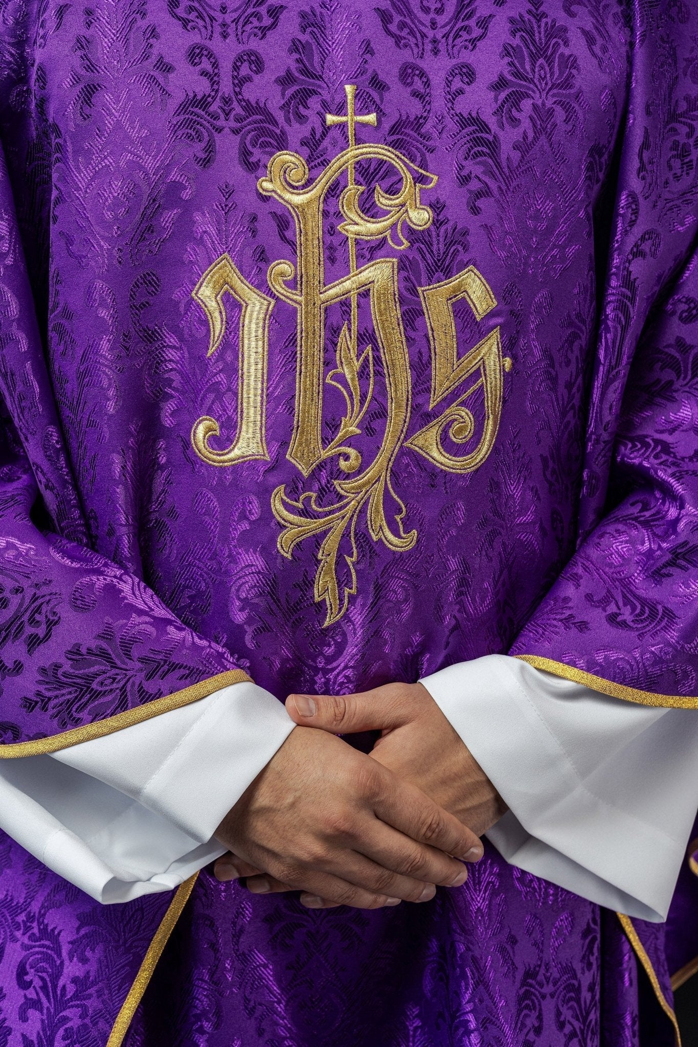 Purple chasuble made of floral ornamental texture with classic IHS LE/7032/03 - HAFTINAUSA.COM