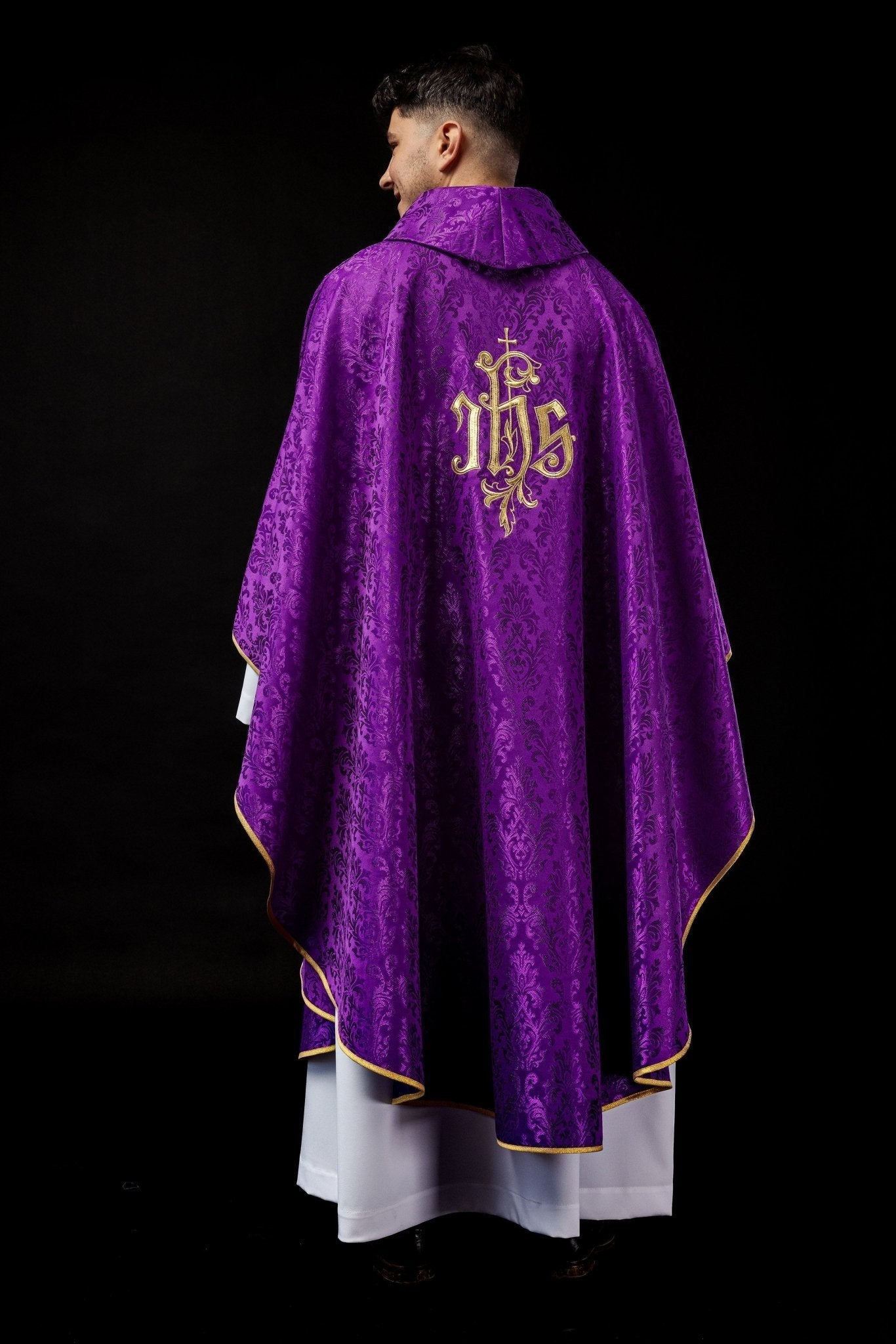 Purple chasuble made of floral ornamental texture with classic IHS LE/7032/03 - HAFTINAUSA.COM