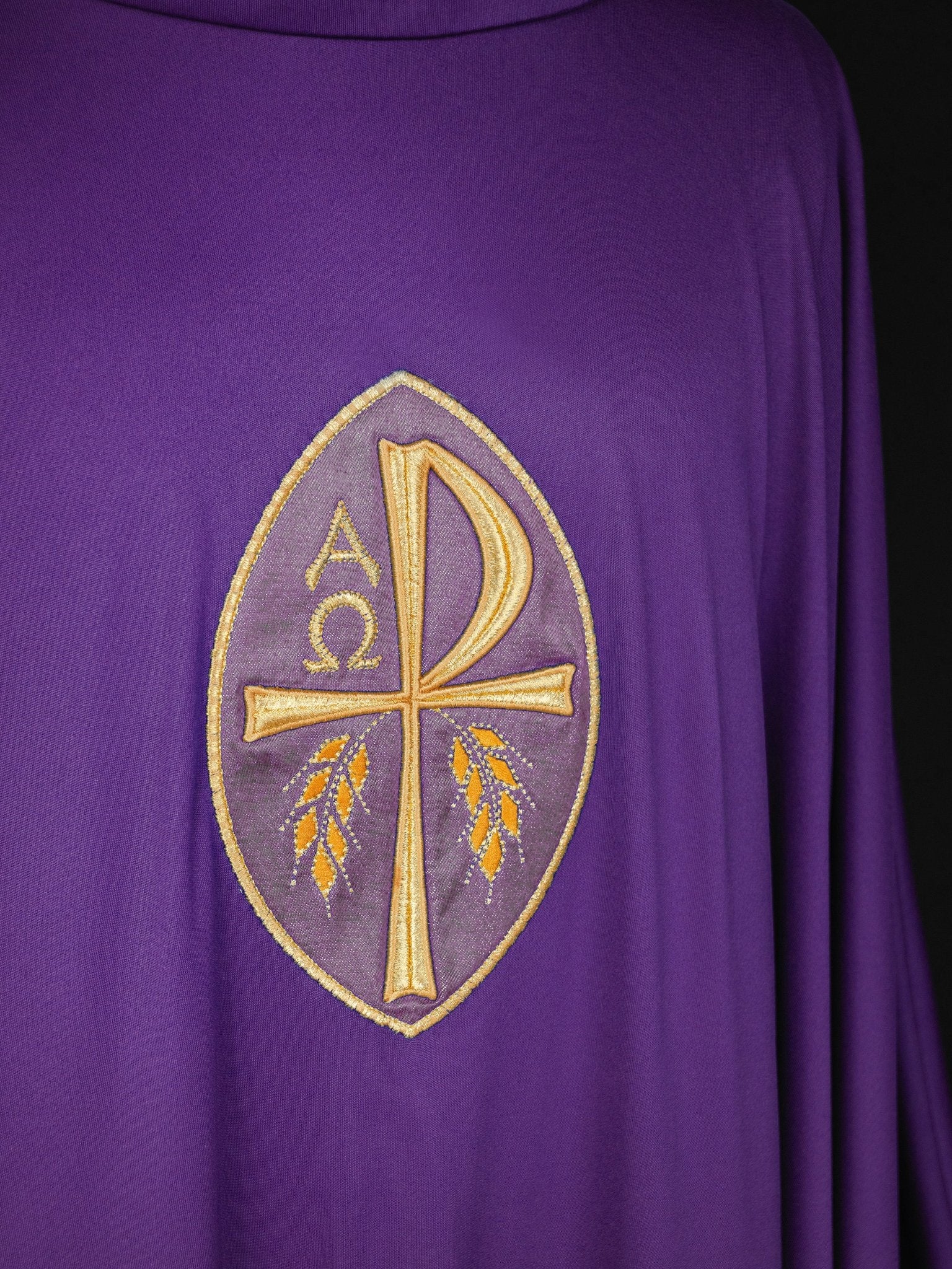 Purple chasuble made of light SACROLITE texture KOR/387/03/78 - HAFTINAUSA.COM