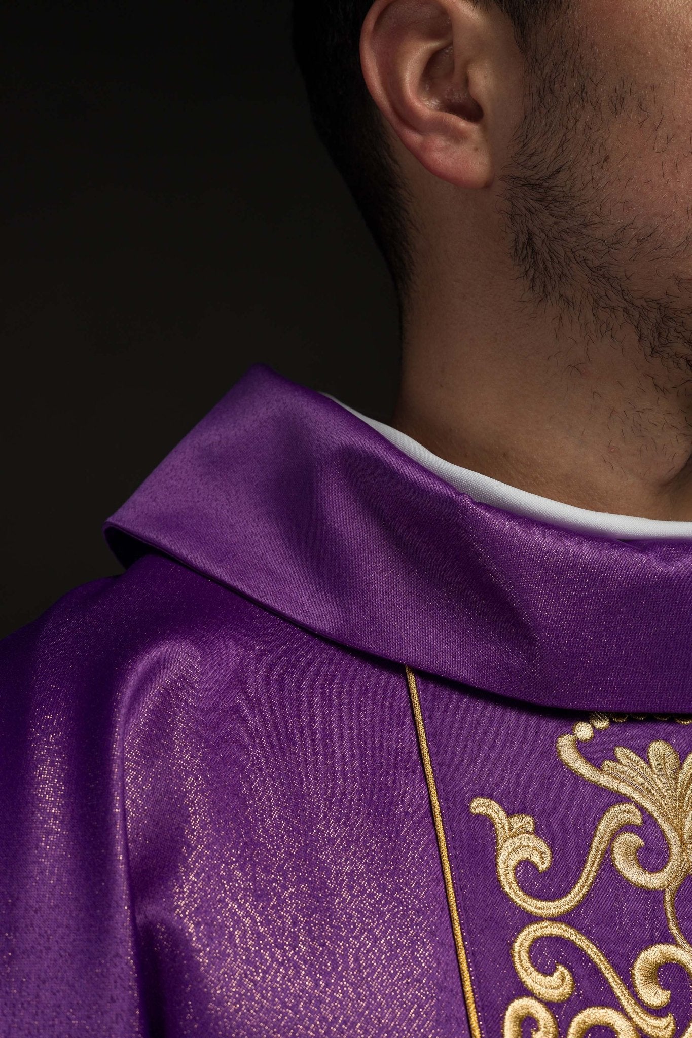 Purple chasuble richly embroidered, shining LE/7021/03 - CHASUBLES.COM