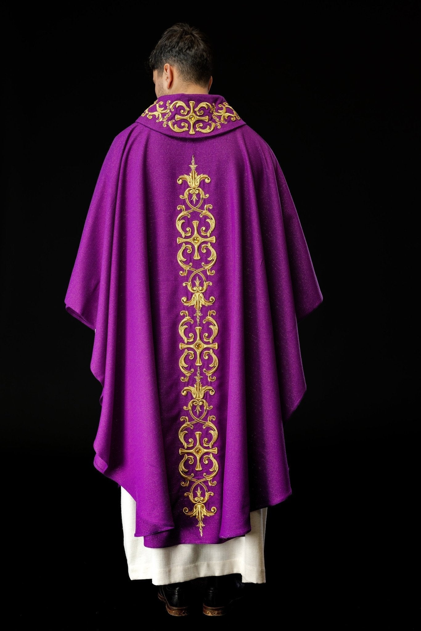 Purple chasuble richly embroidered with gemstones LE/7014/03 - HAFTINAUSA.COM