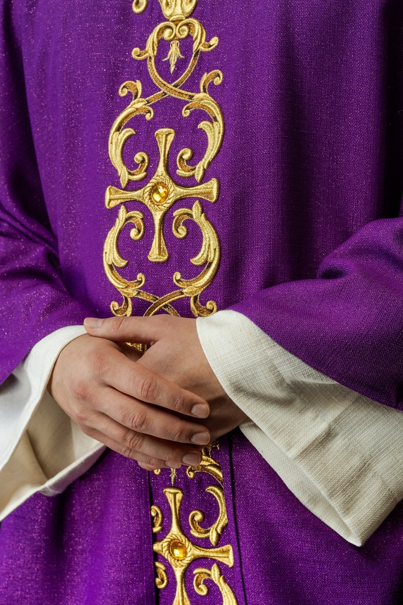 Purple chasuble richly embroidered with gemstones LE/7014/03 - HAFTINAUSA.COM
