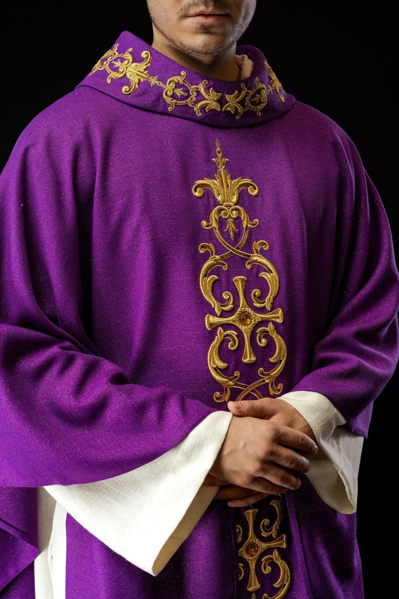 Purple chasuble richly embroidered with gemstones LE/7014/03 - HAFTINAUSA.COM