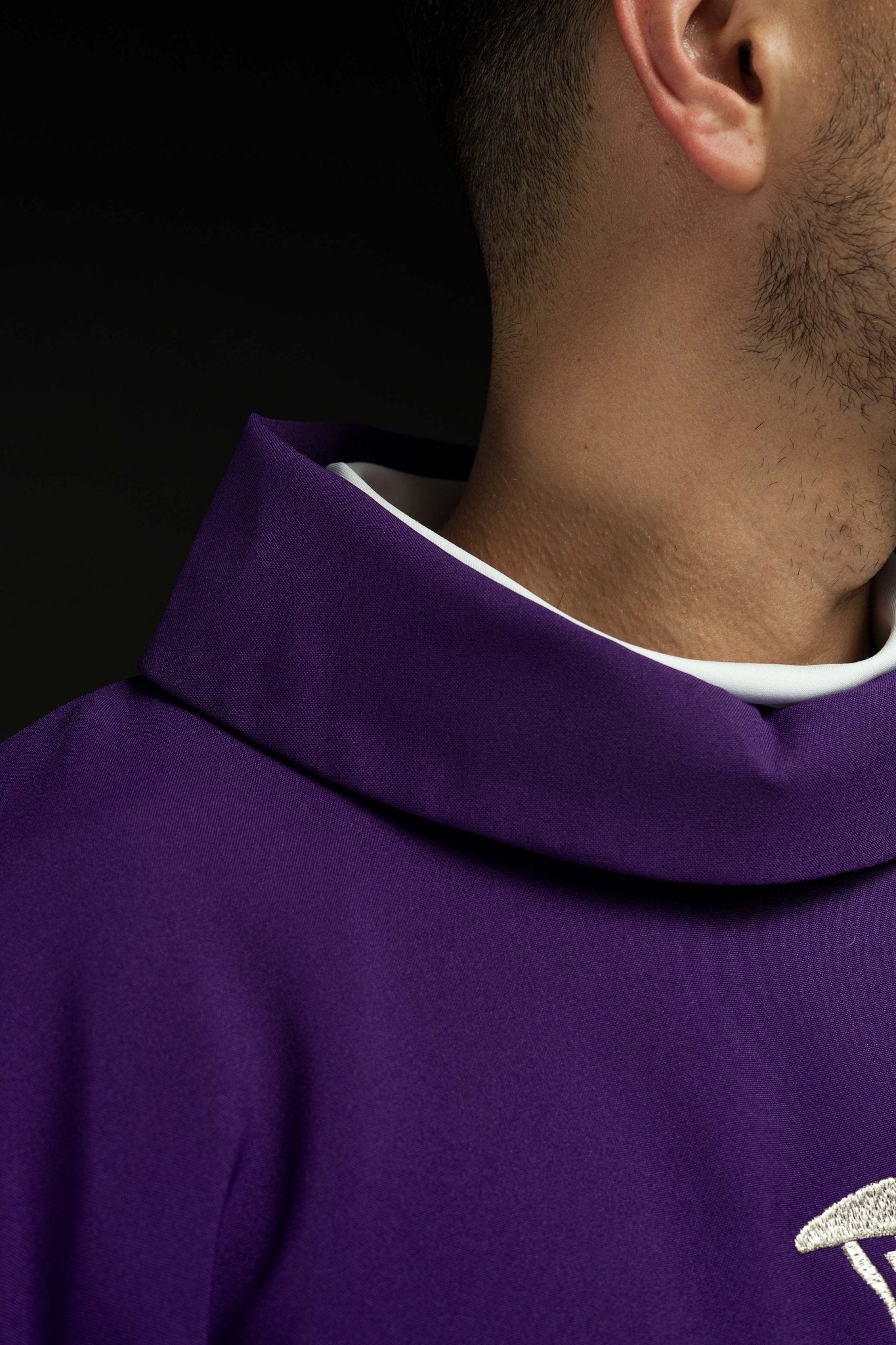 Purple Chasuble with a Cross KOR/225/03/12 FIOLET - CHASUBLES.COM