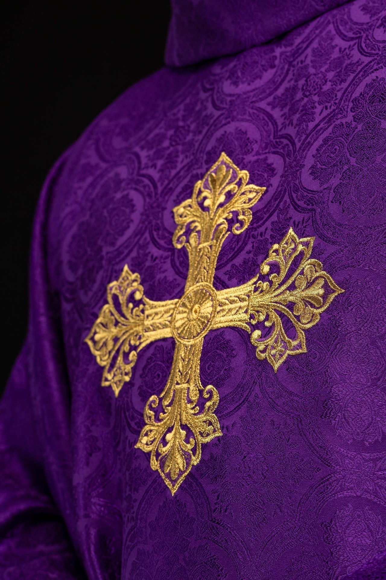 Purple chasuble with a cross made from jacquard fabric KOR/403/03/11 - CHASUBLES.COM