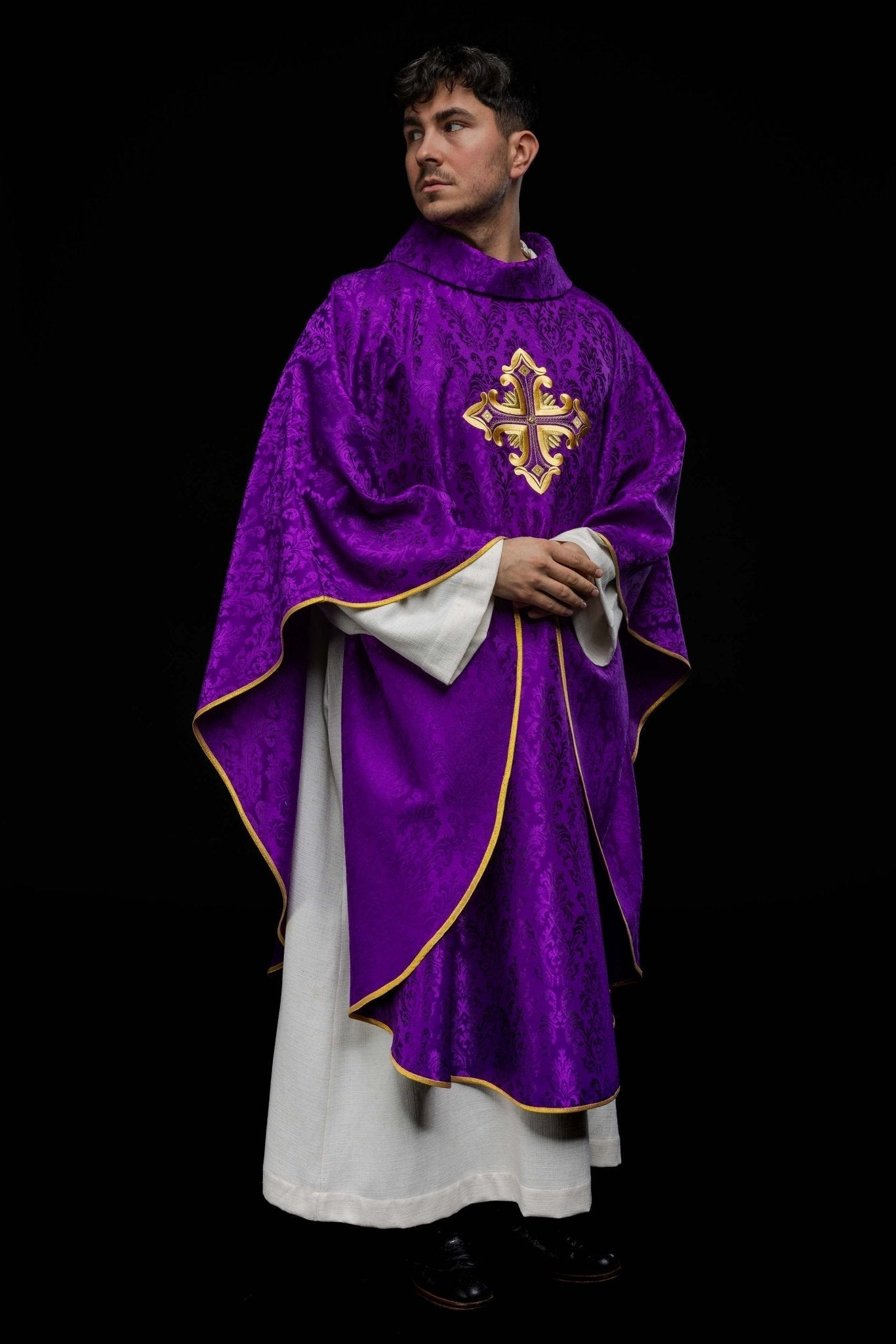 Purple chasuble with a cross made of patterned fabric HIT/197007/03/67 FIOLET - HAFTINAUSA.COM