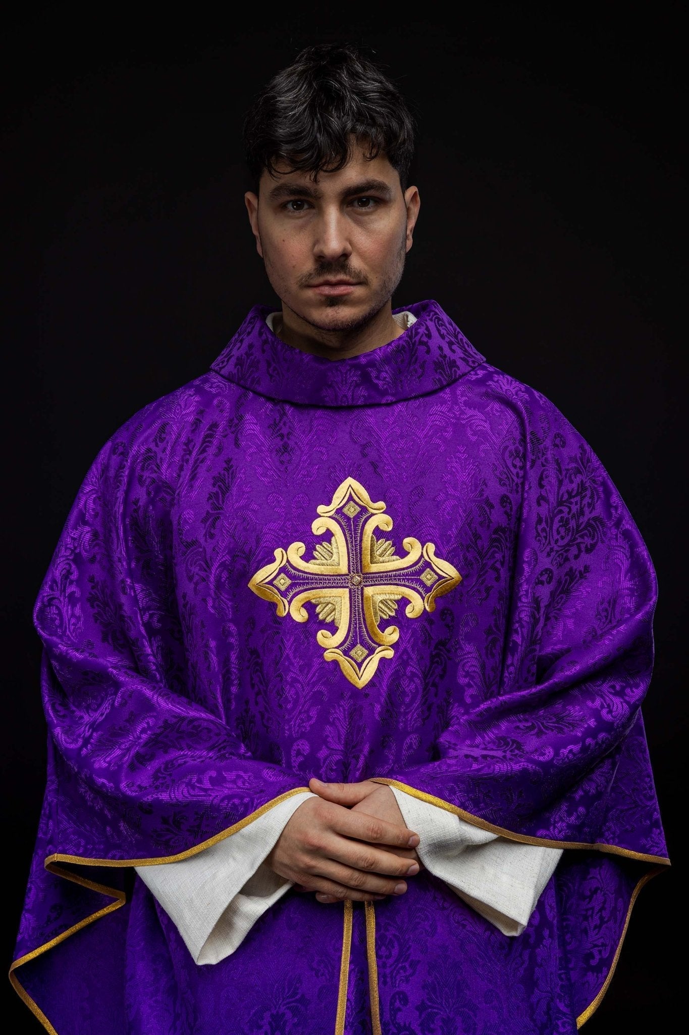 Purple chasuble with a cross made of patterned fabric HIT/197007/03/67 FIOLET - HAFTINAUSA.COM