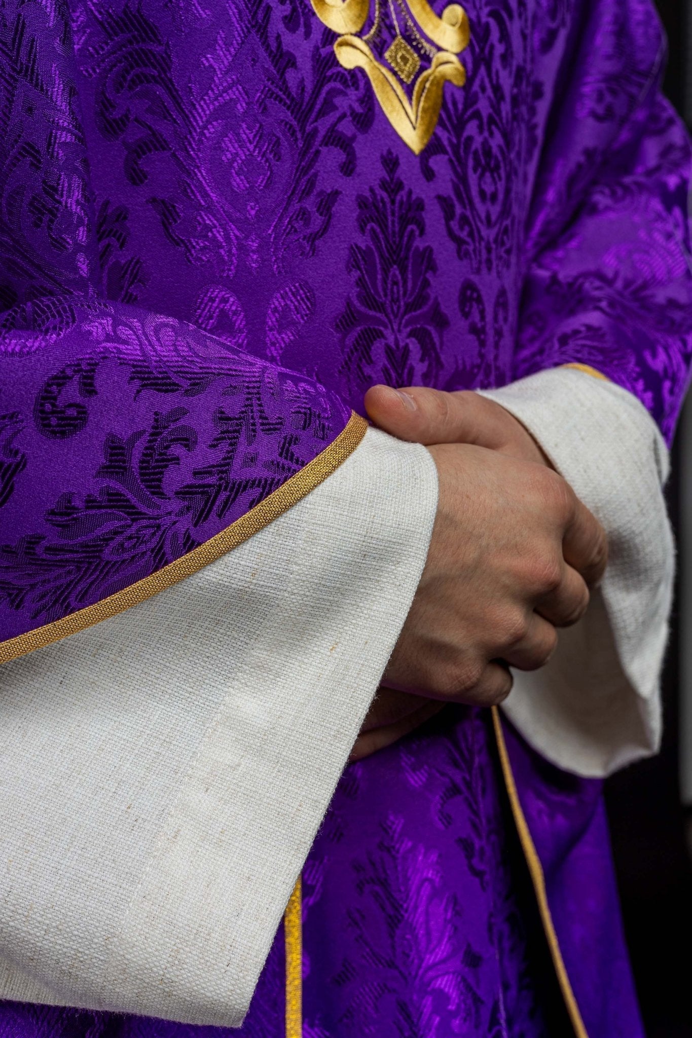 Purple chasuble with a cross made of patterned fabric HIT/197007/03/67 FIOLET - HAFTINAUSA.COM