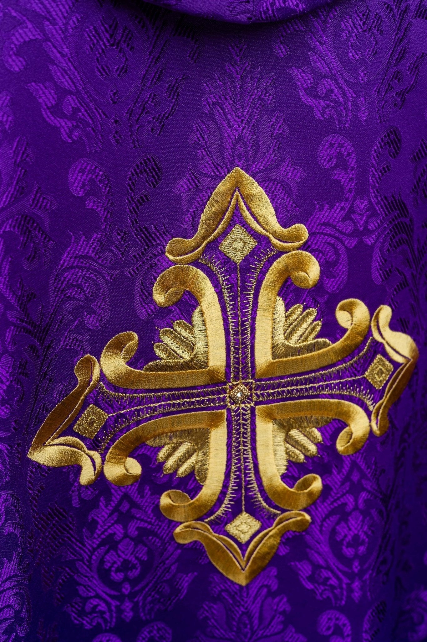 Purple chasuble with a cross made of patterned fabric HIT/197007/03/67 FIOLET - HAFTINAUSA.COM