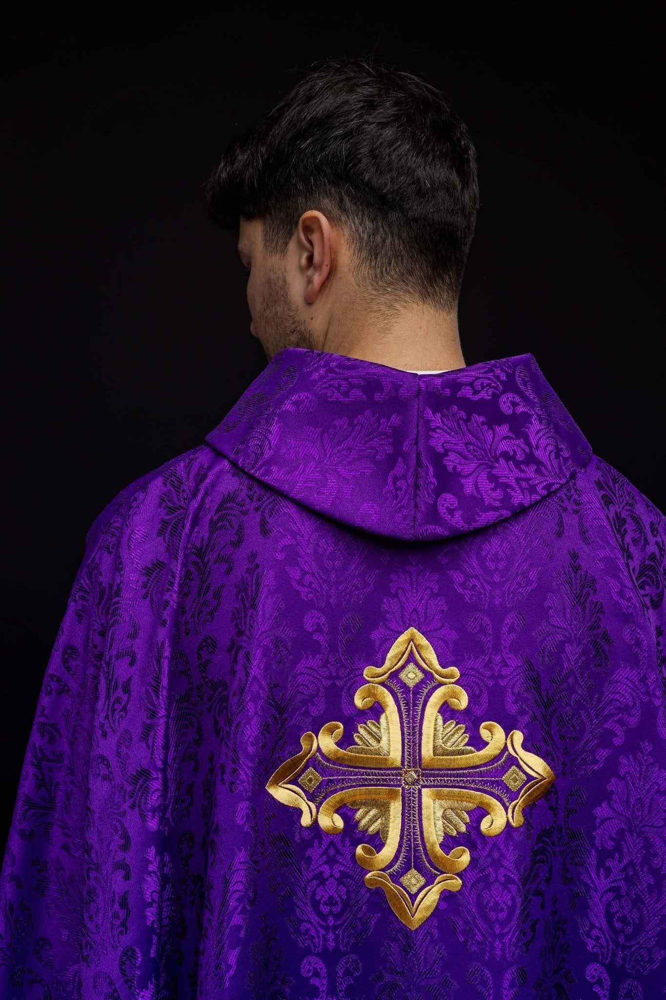 Purple chasuble with a cross made of patterned fabric HIT/197007/03/67 FIOLET - HAFTINAUSA.COM