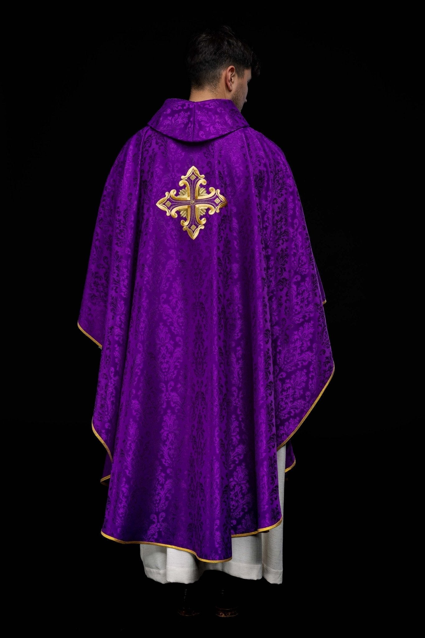 Purple chasuble with a cross made of patterned fabric HIT/197007/03/67 FIOLET - HAFTINAUSA.COM