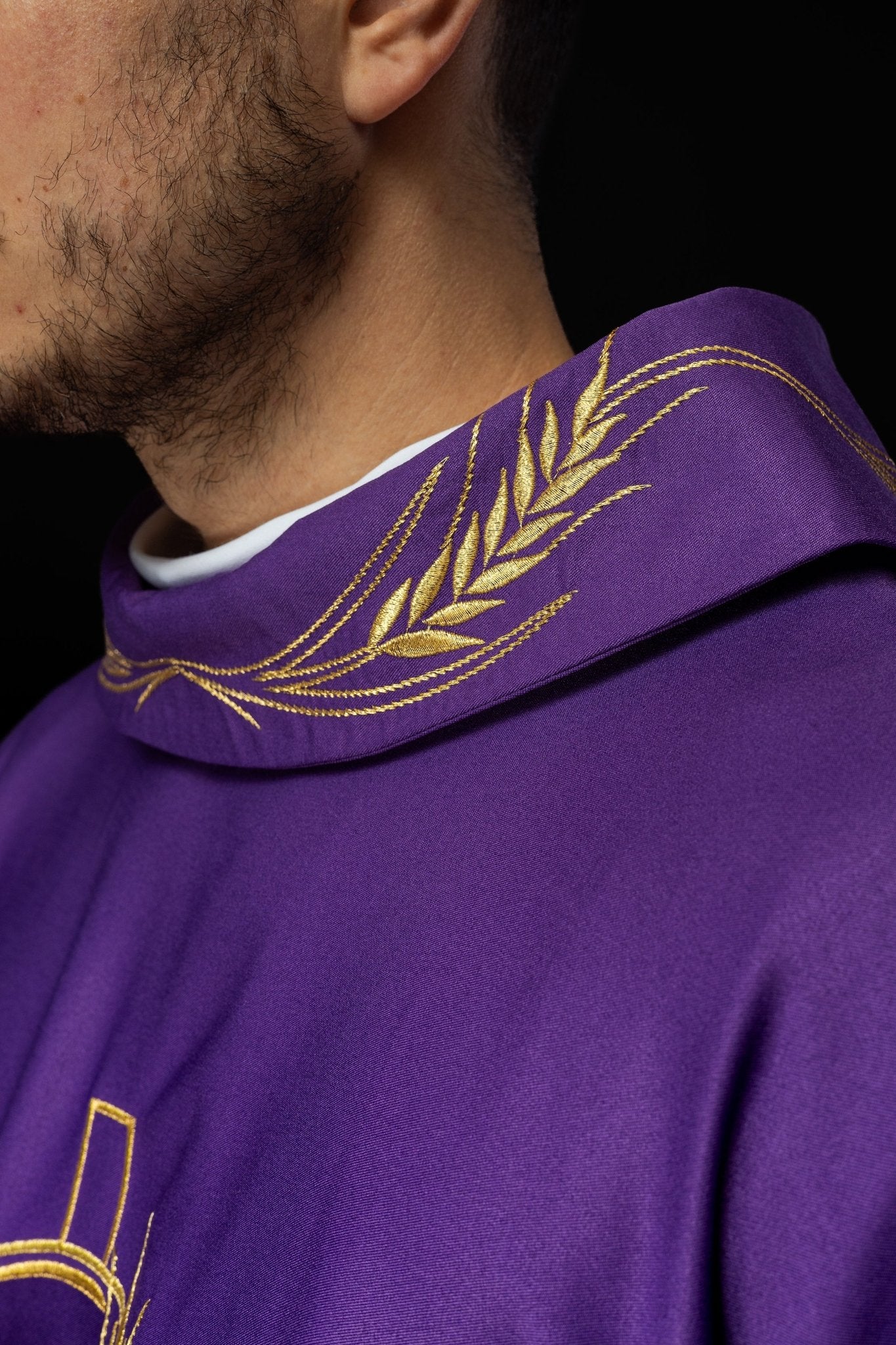 Purple chasuble with decorated collar, cross and wheat embroidery S - 7054 - 03 - 53 - HAFTINAUSA.COM