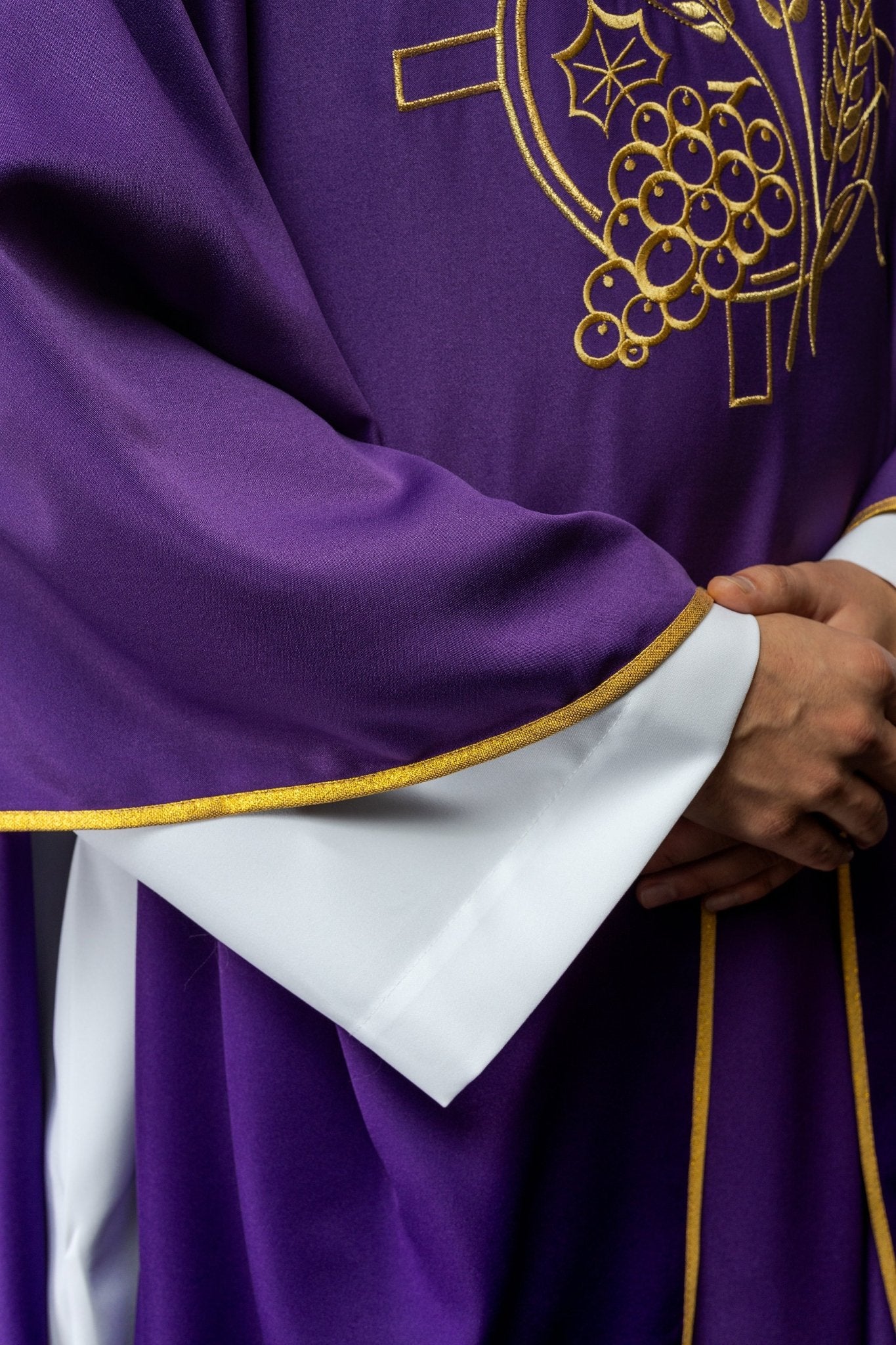 Purple chasuble with decorated collar, cross and wheat embroidery S - 7054 - 03 - 53 - HAFTINAUSA.COM