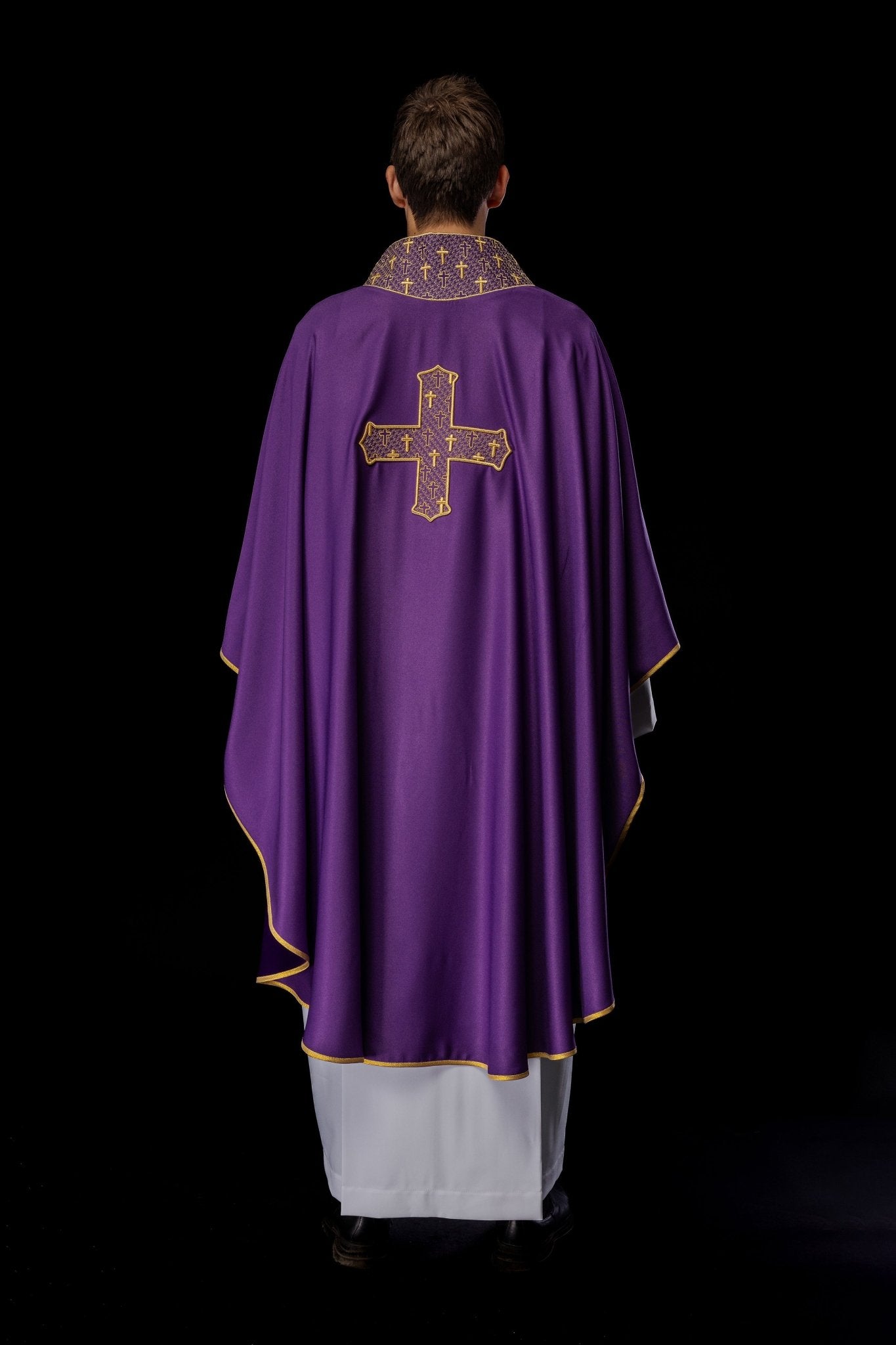 Purple chasuble with gold collar and cross embroidery S - 7061 - 03 - 53 - HAFTINAUSA.COM