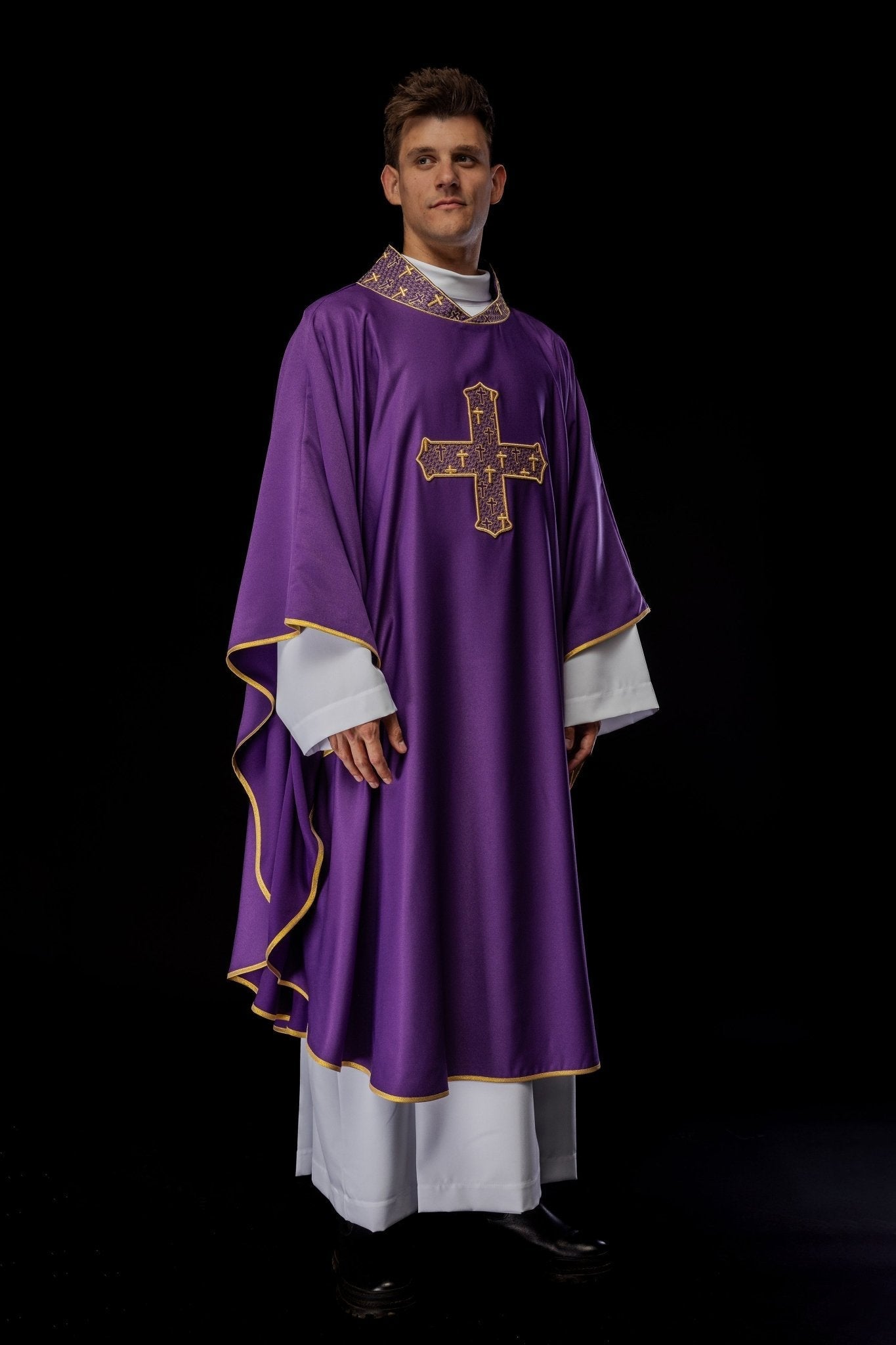 Purple chasuble with gold collar and cross embroidery S - 7061 - 03 - 53 - HAFTINAUSA.COM