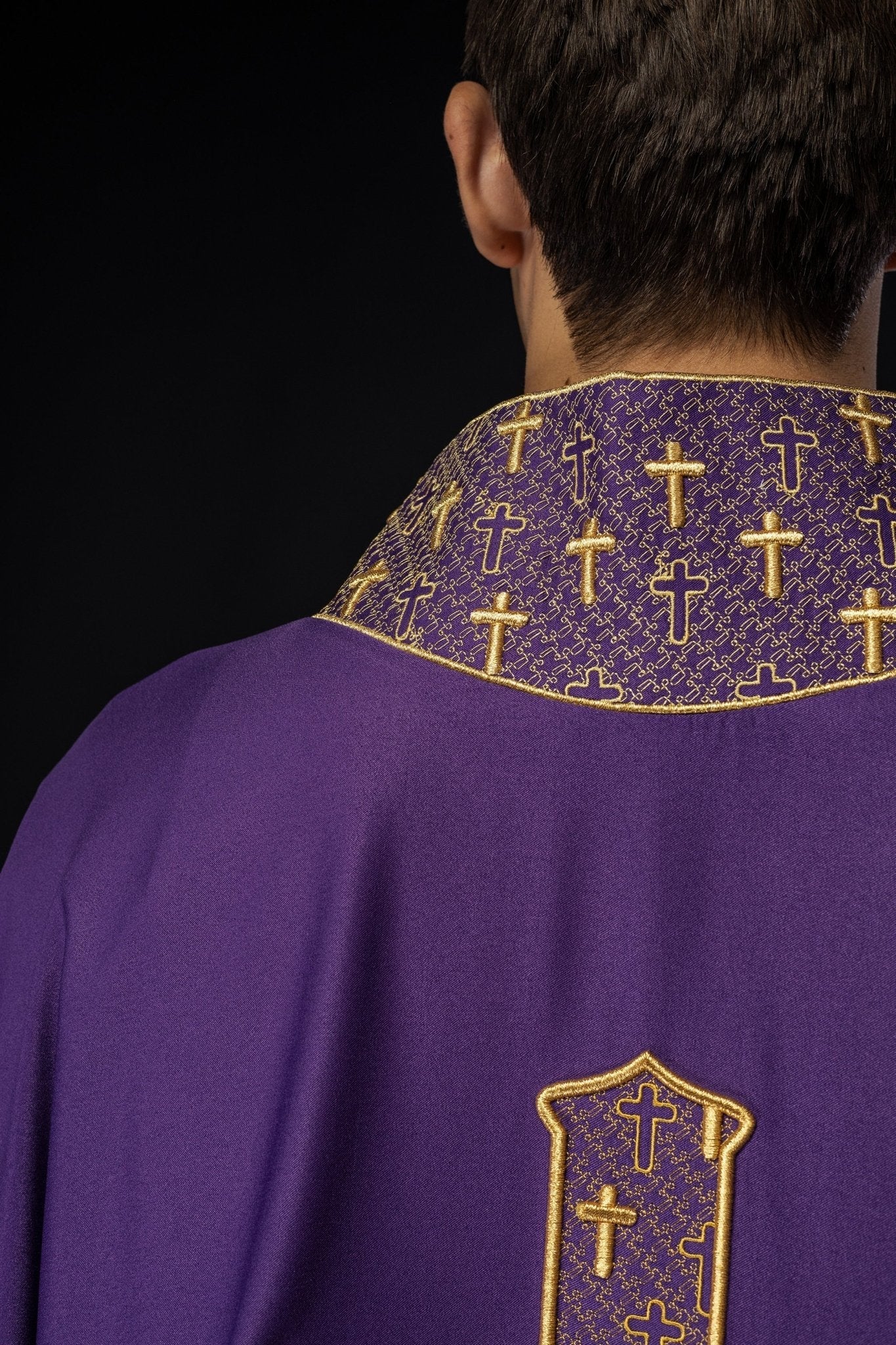 Purple chasuble with gold collar and cross embroidery S - 7061 - 03 - 53 - HAFTINAUSA.COM