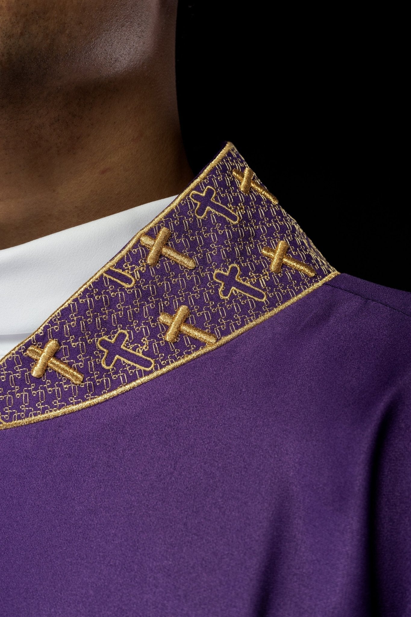 Purple chasuble with gold collar and cross embroidery S - 7061 - 03 - 53 - HAFTINAUSA.COM