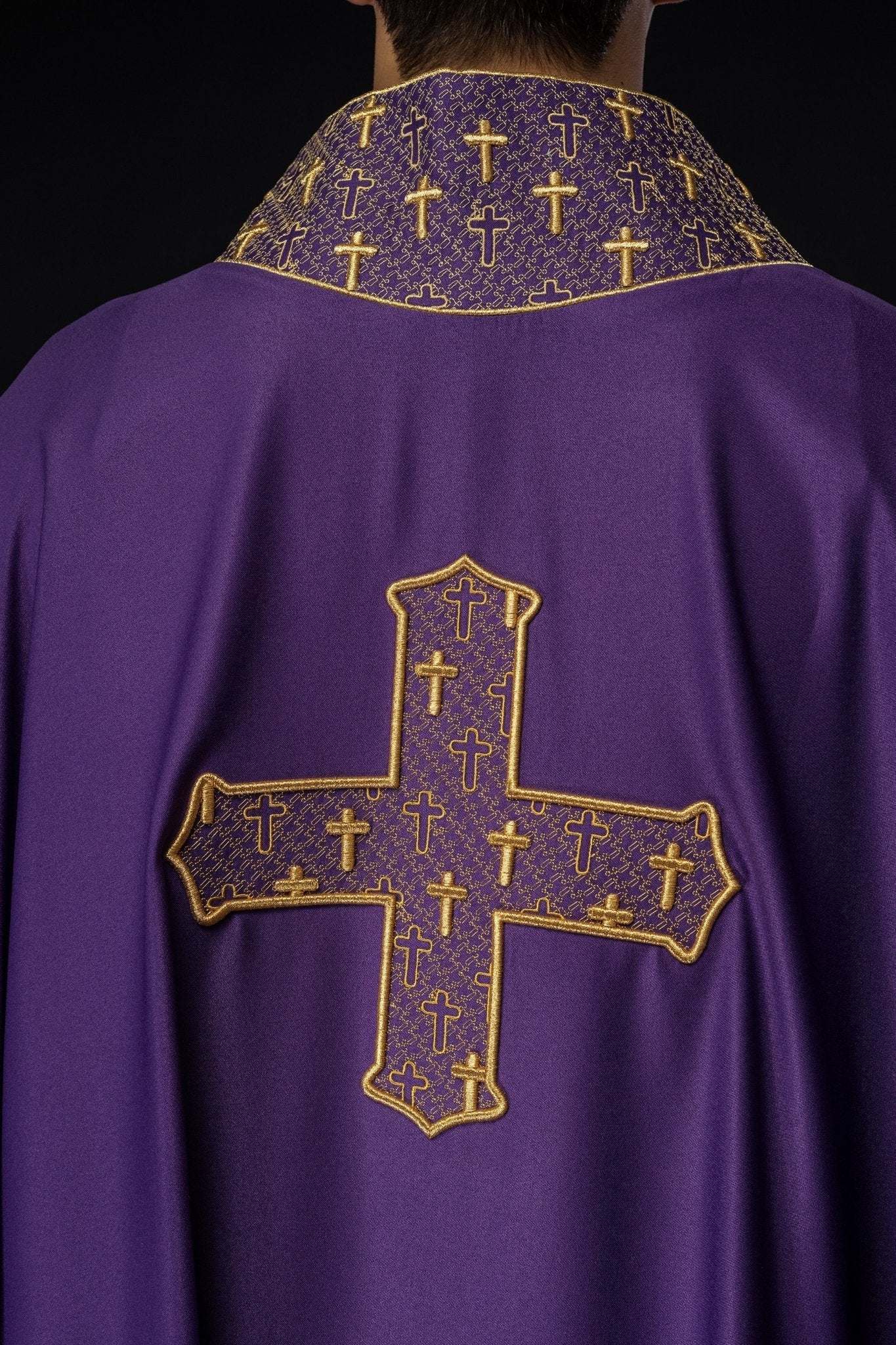 Purple chasuble with gold collar and cross embroidery S - 7061 - 03 - 53 - HAFTINAUSA.COM