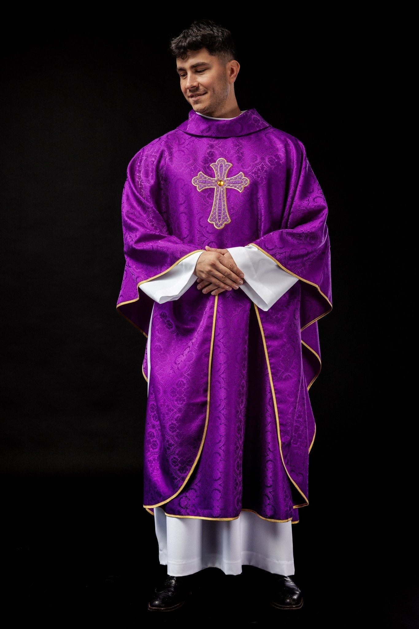 Purple chasuble with gold cross KOR/227/03/11 - HAFTINAUSA.COM