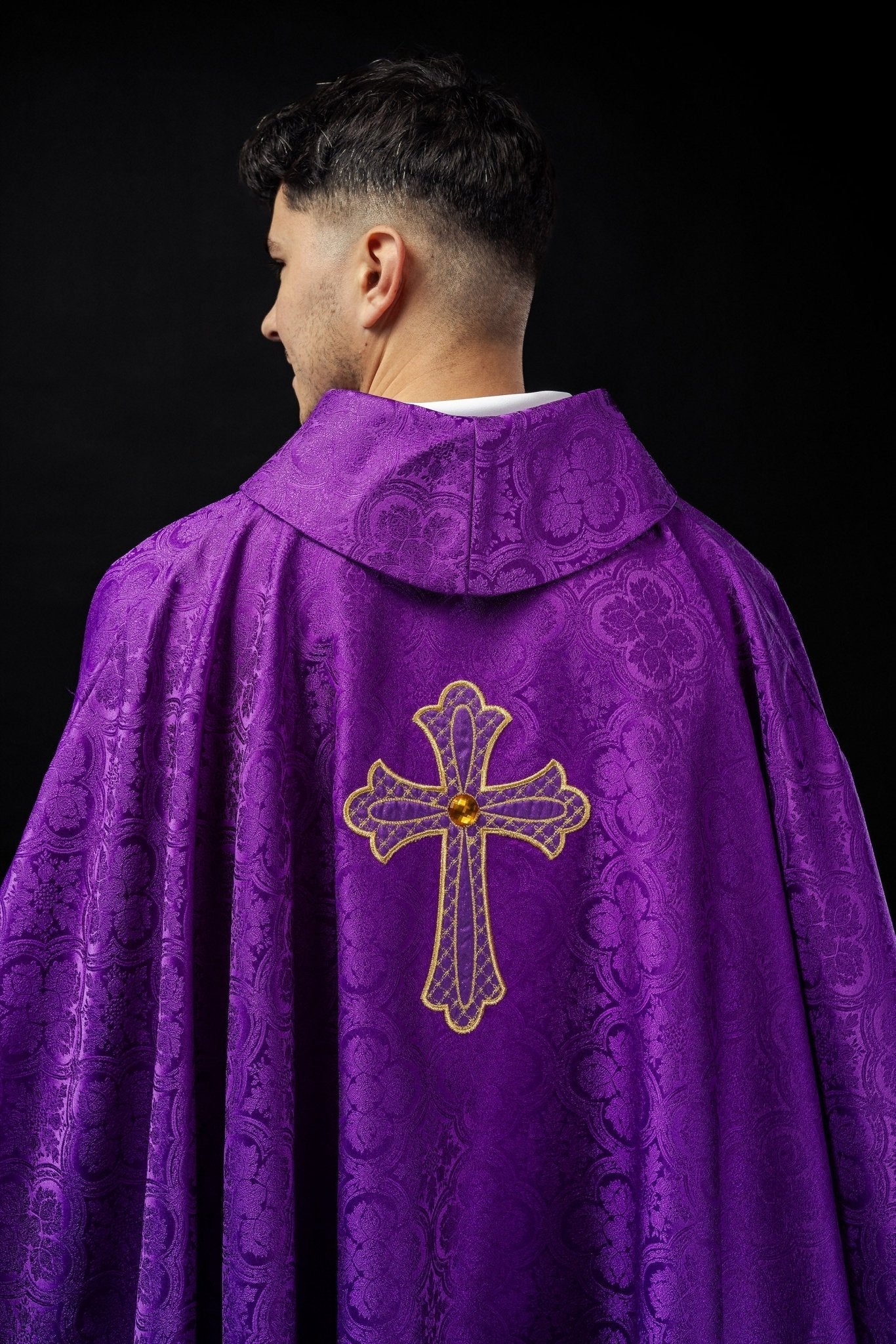 Purple chasuble with gold cross KOR/227/03/11 - HAFTINAUSA.COM