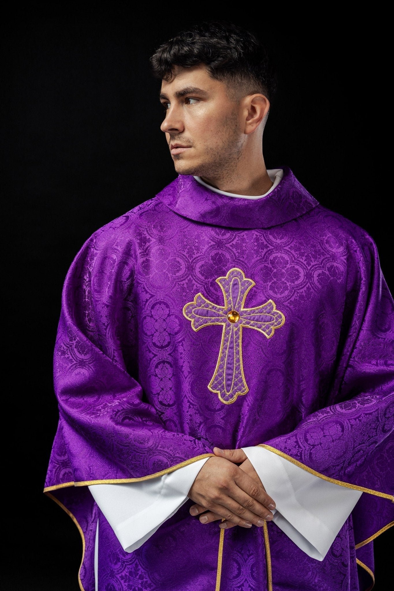 Purple chasuble with gold cross KOR/227/03/11 - HAFTINAUSA.COM