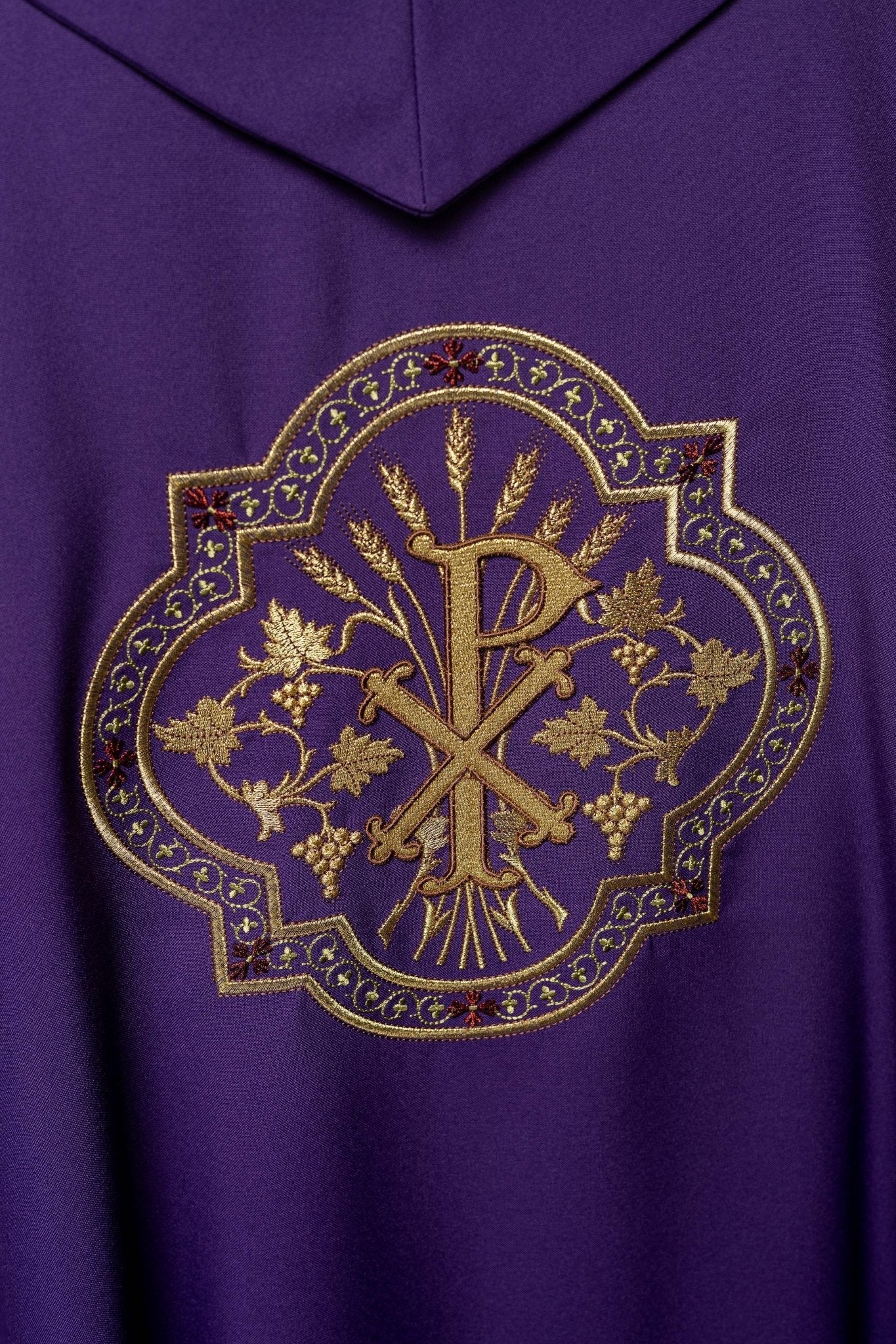 Purple chasuble with IHS and PAX embroidery KOR/119/03/01 FIOLET - HAFTINAUSA.COM