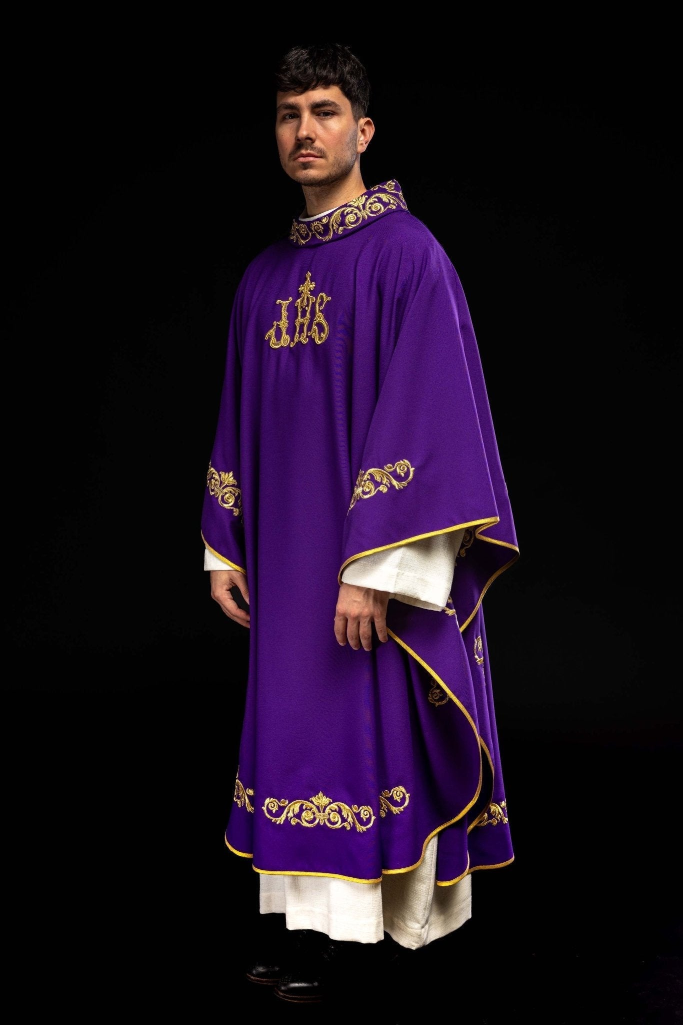 Purple chasuble with IHS embroidery KOR/157/03/01 FIOLET - HAFTINAUSA.COM