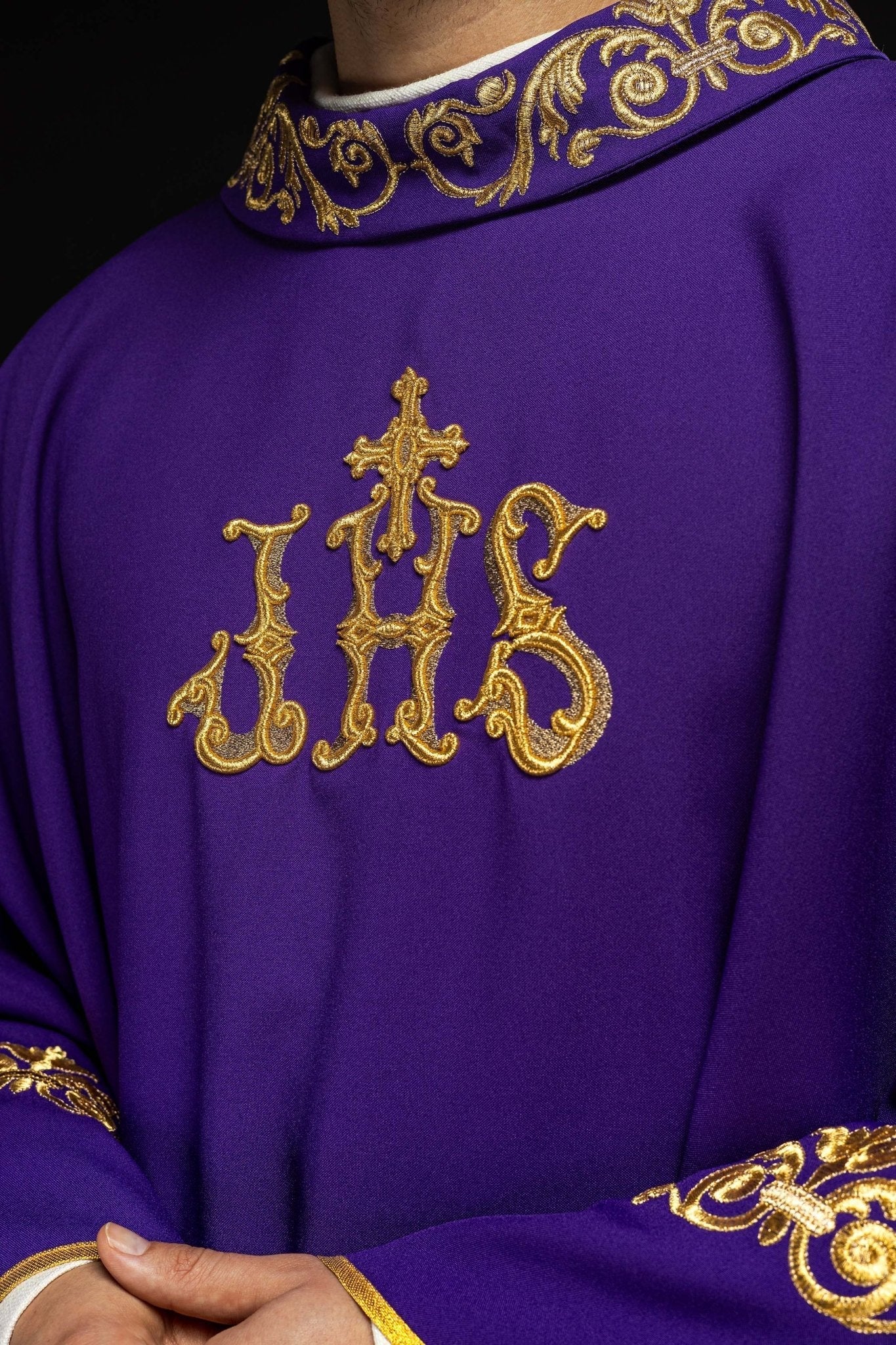 Purple chasuble with IHS embroidery KOR/157/03/01 FIOLET - HAFTINAUSA.COM