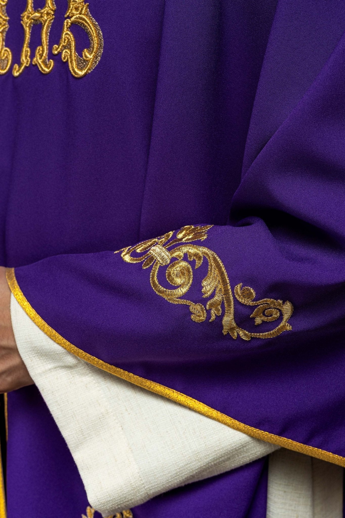 Purple chasuble with IHS embroidery KOR/157/03/01 FIOLET - HAFTINAUSA.COM