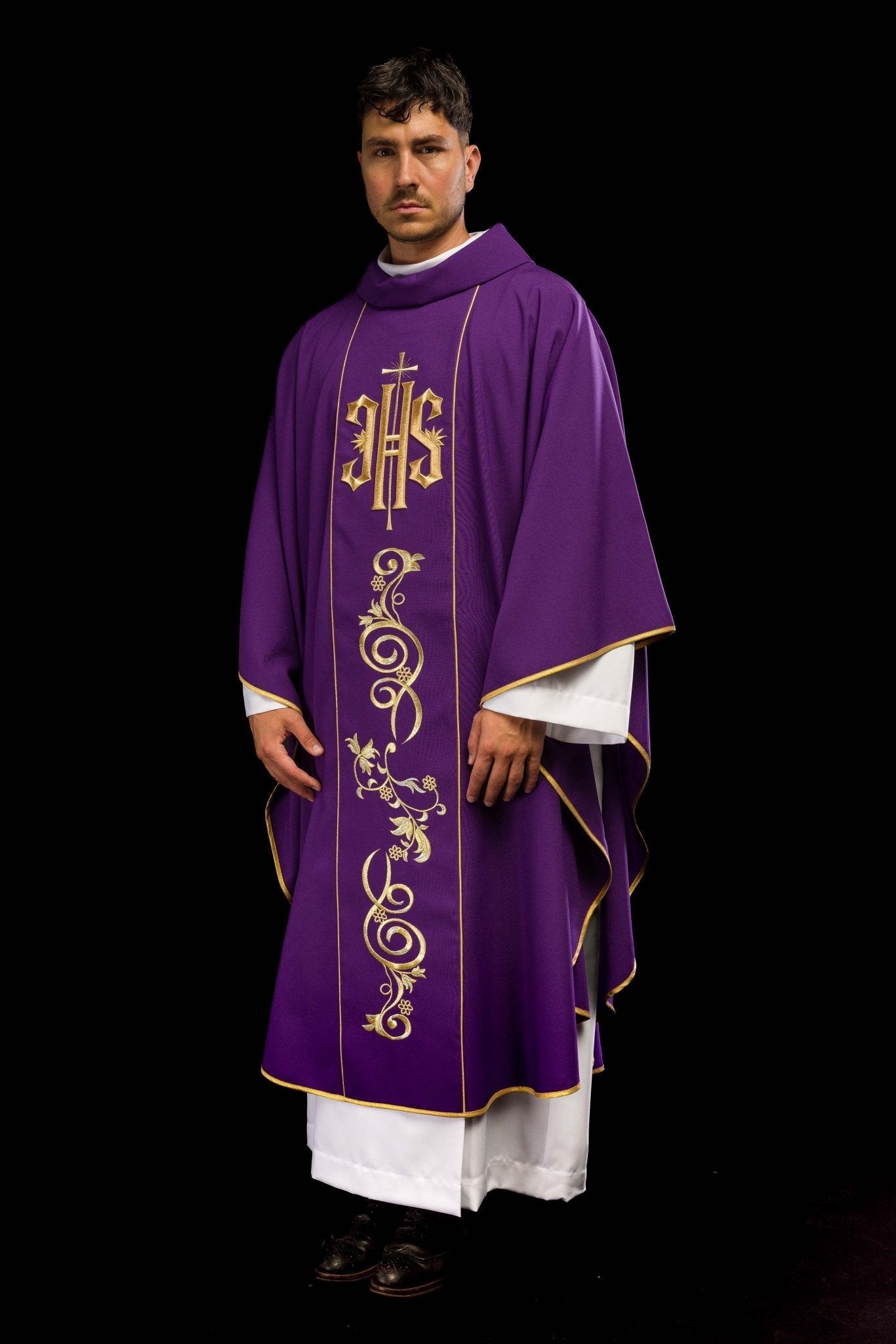 Purple chasuble with IHS motif KOR/031/03/01 FIOLET - HAFTINAUSA.COM