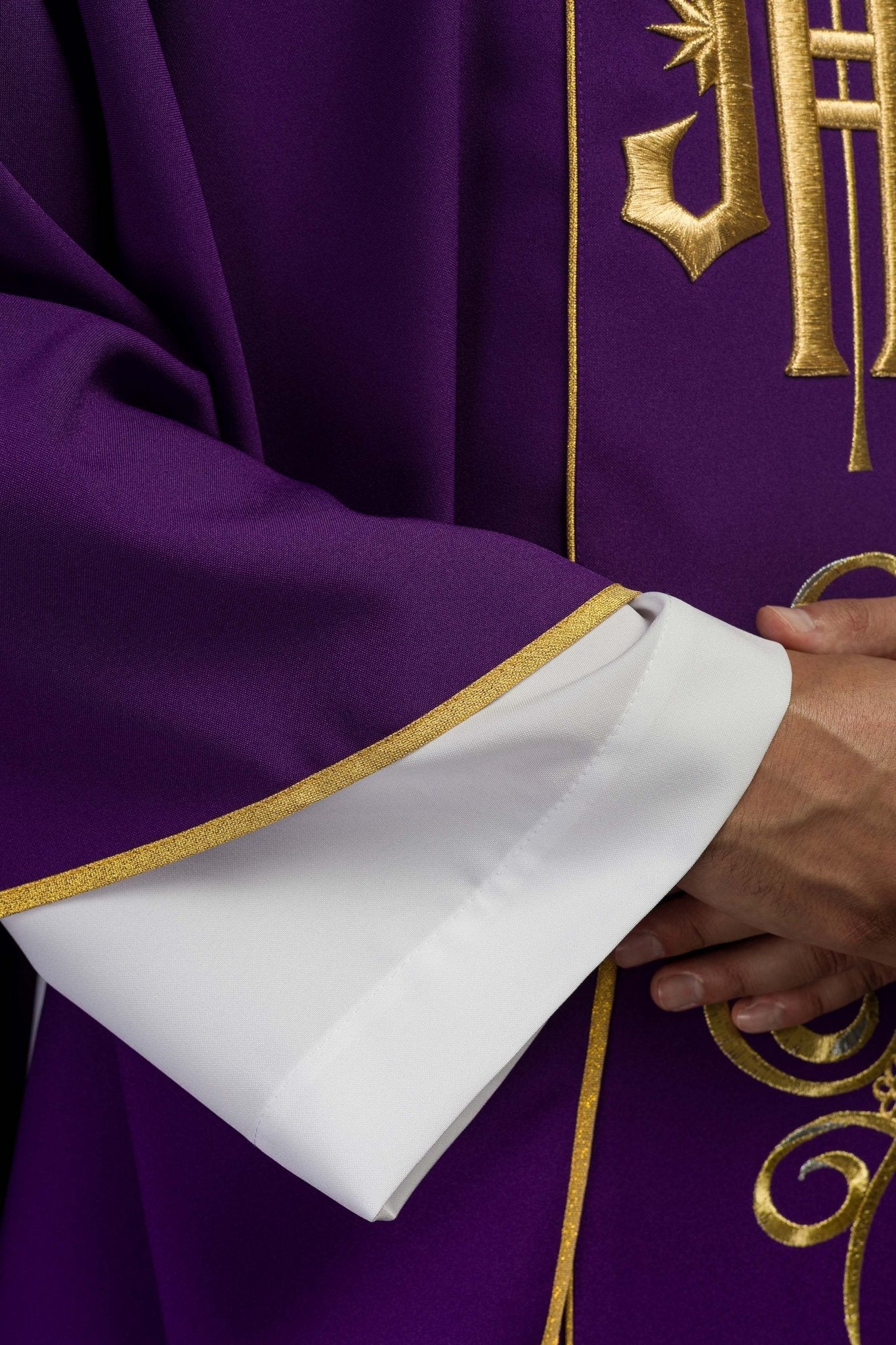 Purple chasuble with IHS motif KOR/031/03/01 FIOLET - HAFTINAUSA.COM