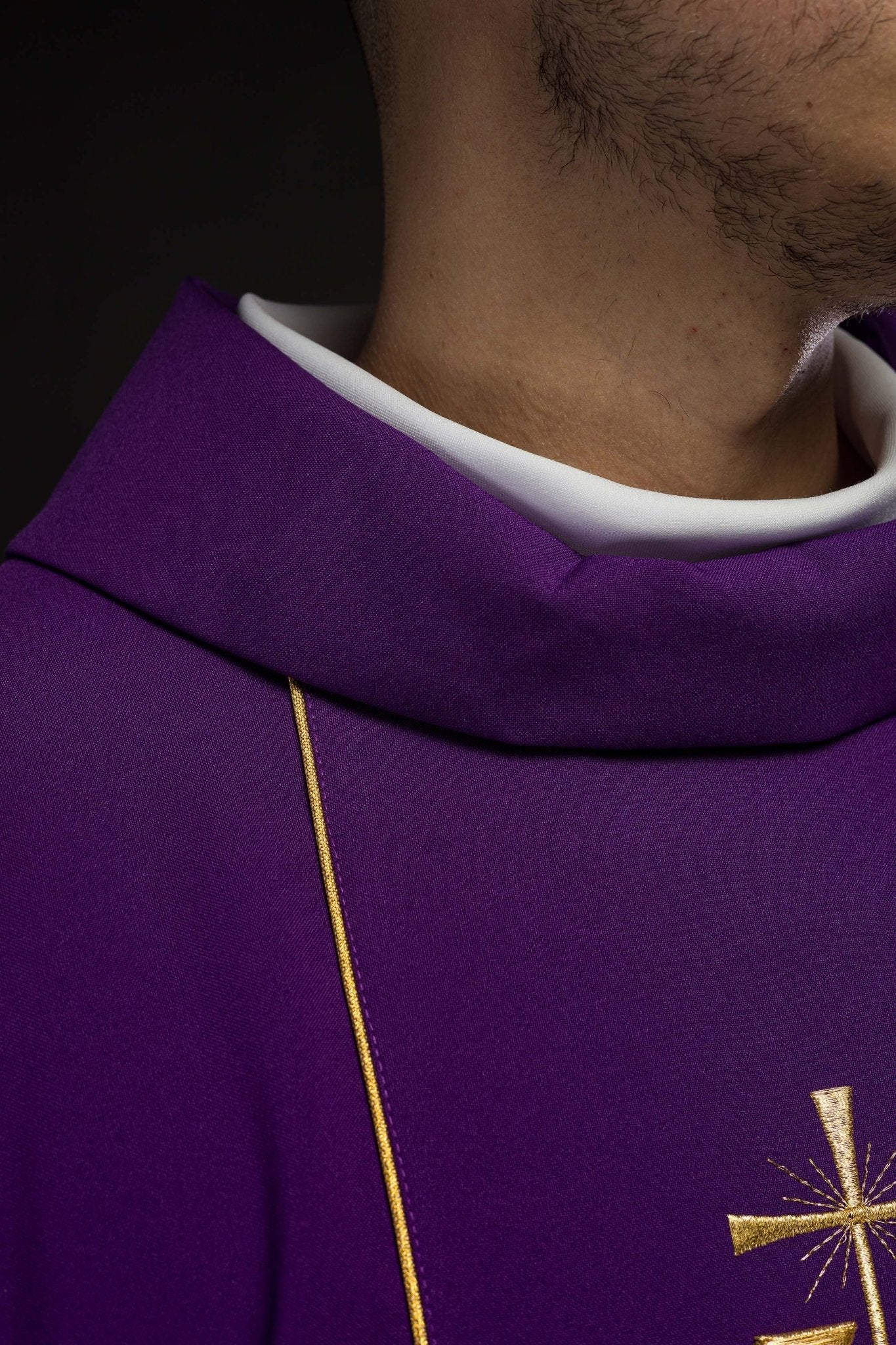 Purple chasuble with IHS motif KOR/031/03/01 FIOLET - HAFTINAUSA.COM