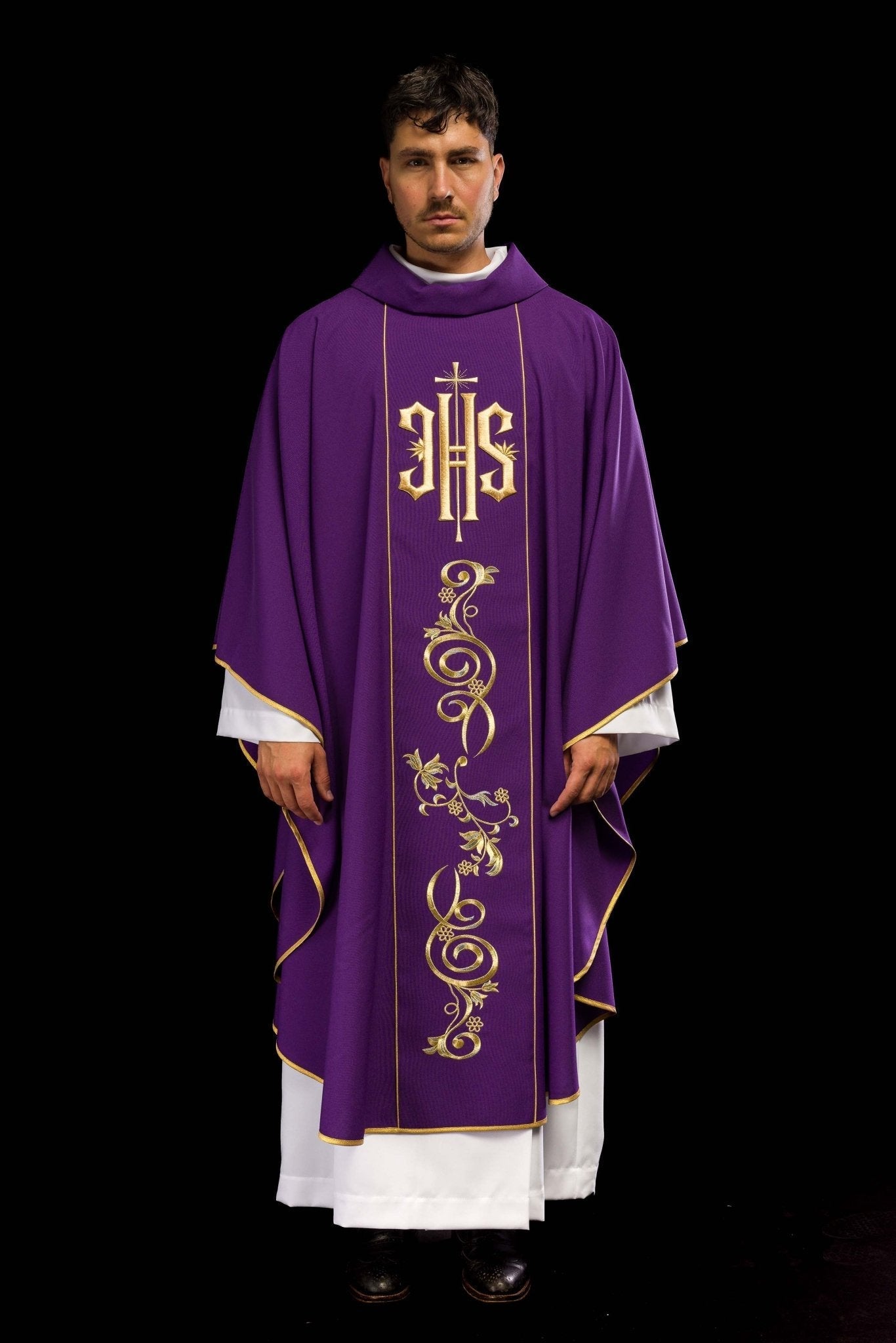 Purple chasuble with IHS motif KOR/031/03/01 FIOLET - HAFTINAUSA.COM