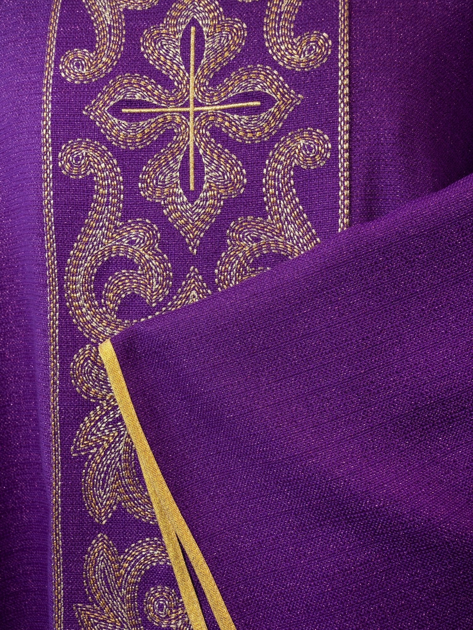 Purple chasuble with light embroidery LE/7028/03 - HAFTINAUSA.COM
