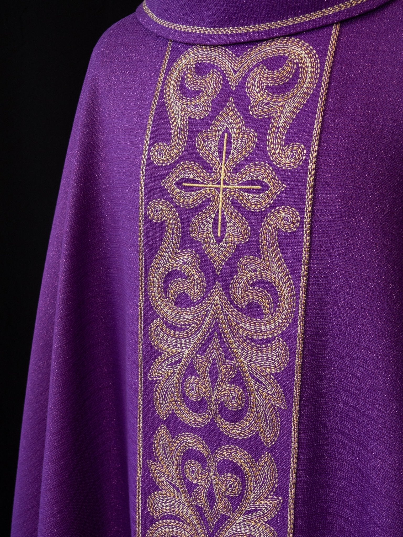 Purple chasuble with light embroidery LE/7028/03 - HAFTINAUSA.COM