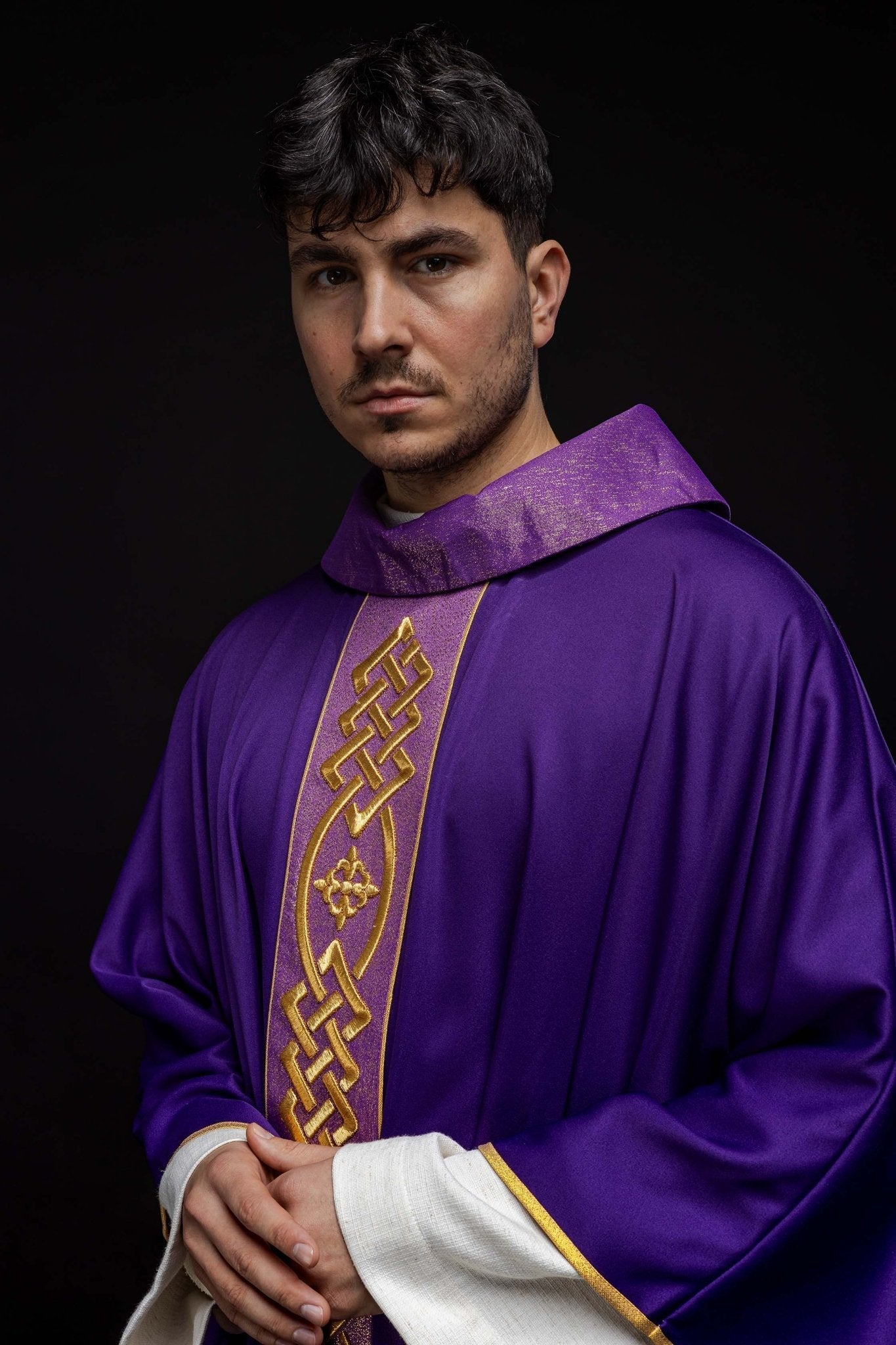 Purple chasuble with narrow embroidery KOR/266/03/53 - HAFTINAUSA.COM