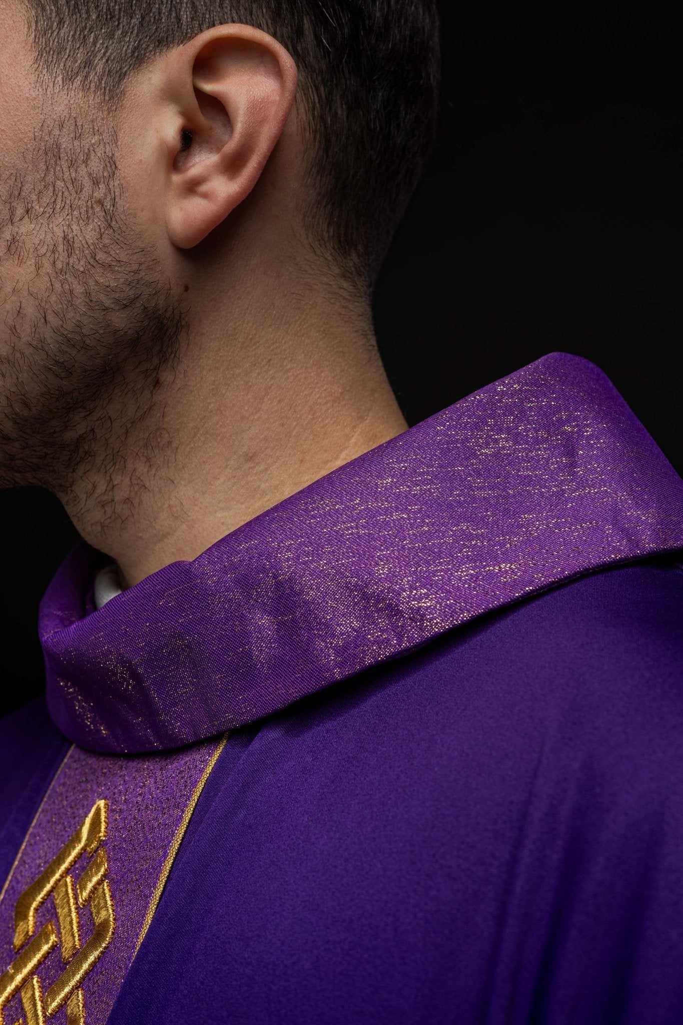Purple chasuble with narrow embroidery KOR/266/03/53 - HAFTINAUSA.COM