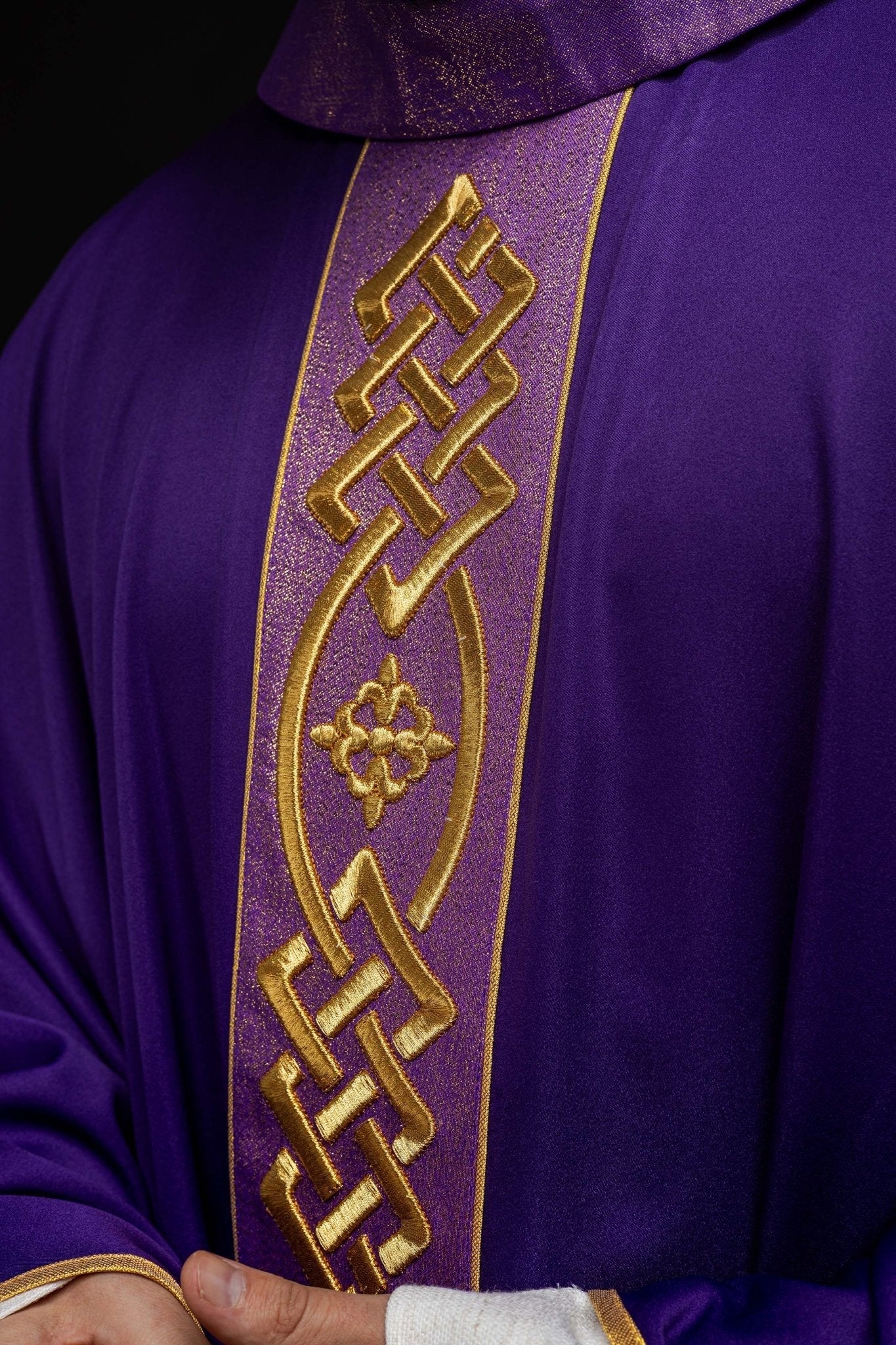 Purple chasuble with narrow embroidery KOR/266/03/53 - HAFTINAUSA.COM