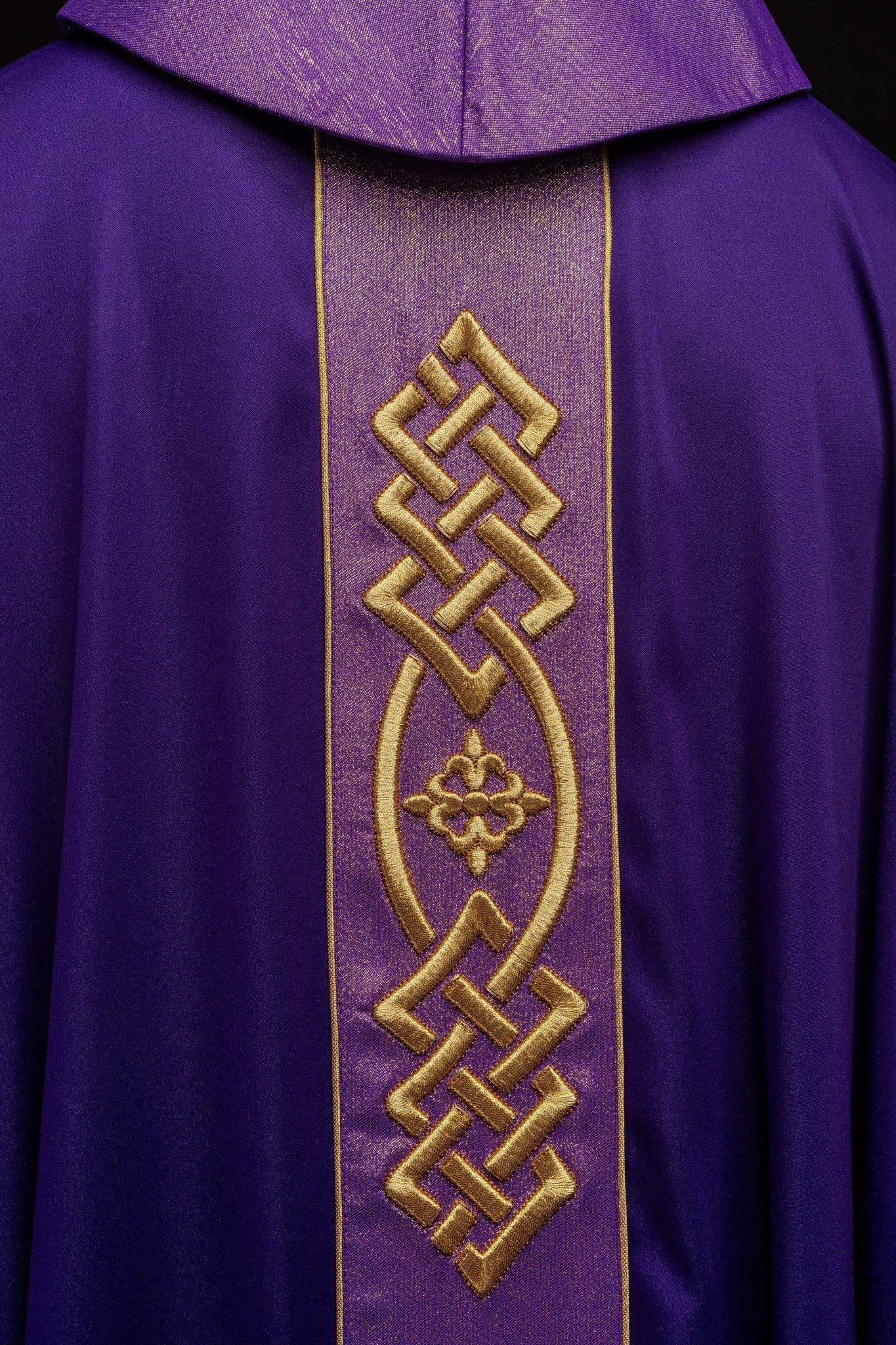 Purple chasuble with narrow embroidery KOR/266/03/53 - HAFTINAUSA.COM