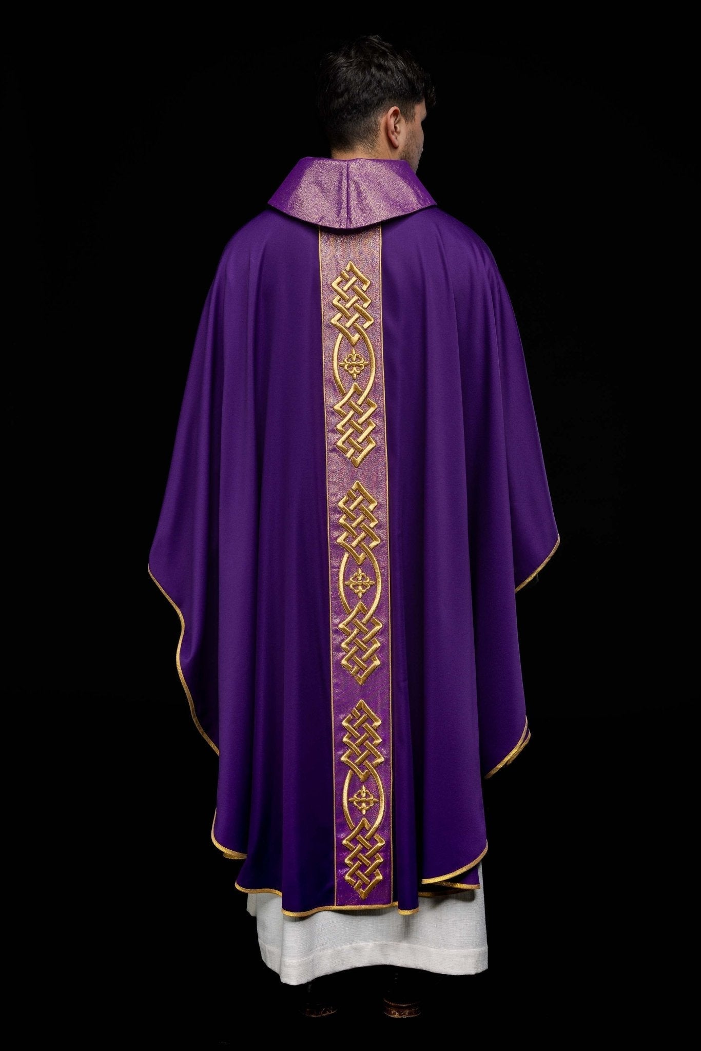 Purple chasuble with narrow embroidery KOR/266/03/53 - HAFTINAUSA.COM
