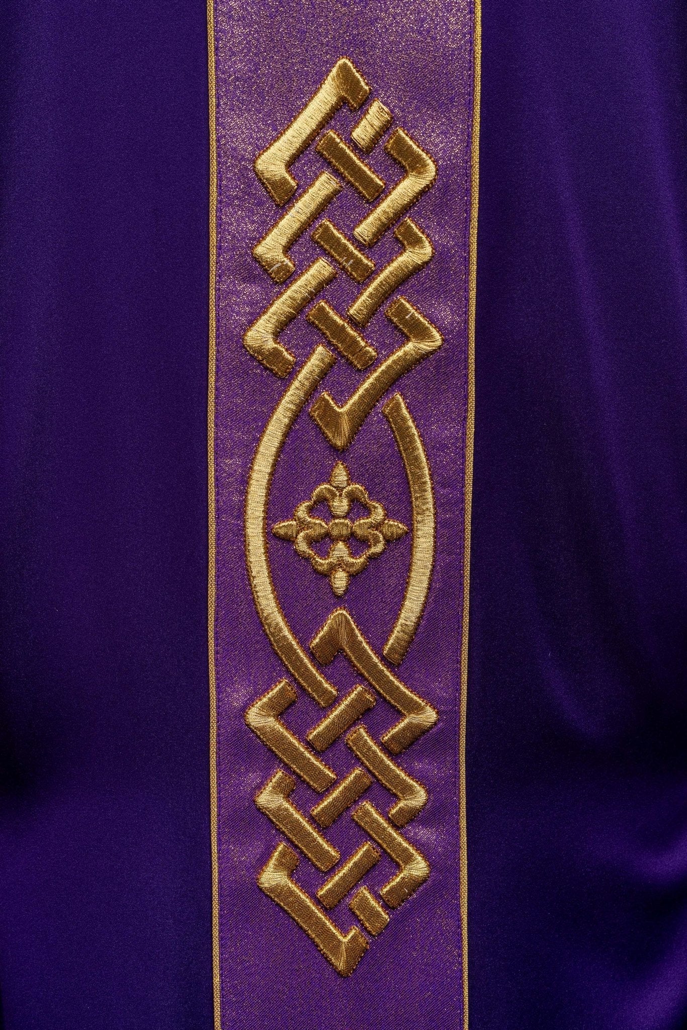 Purple chasuble with narrow embroidery KOR/266/03/53 - HAFTINAUSA.COM