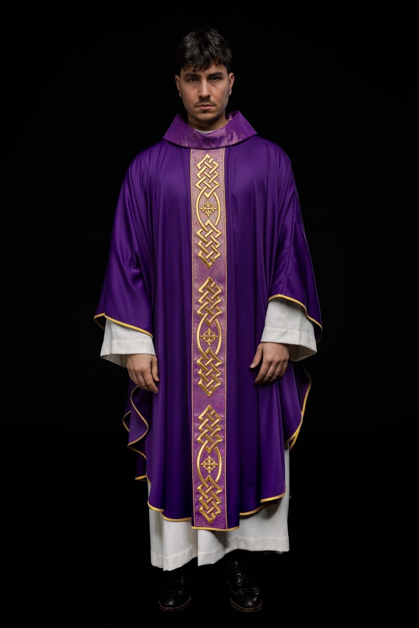 Purple chasuble with narrow embroidery KOR/266/03/53 - HAFTINAUSA.COM