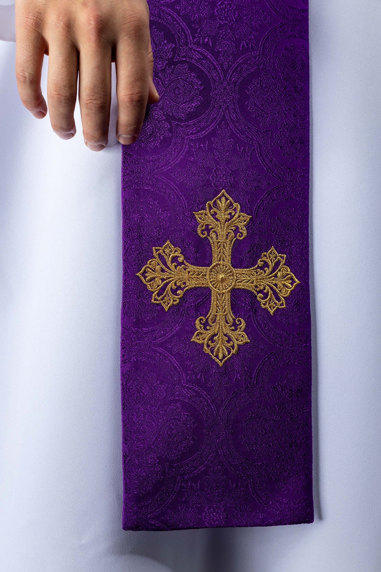 Purple jacquard stole embroidered with a cross motif KST/967/03/11 - CHASUBLES.COM