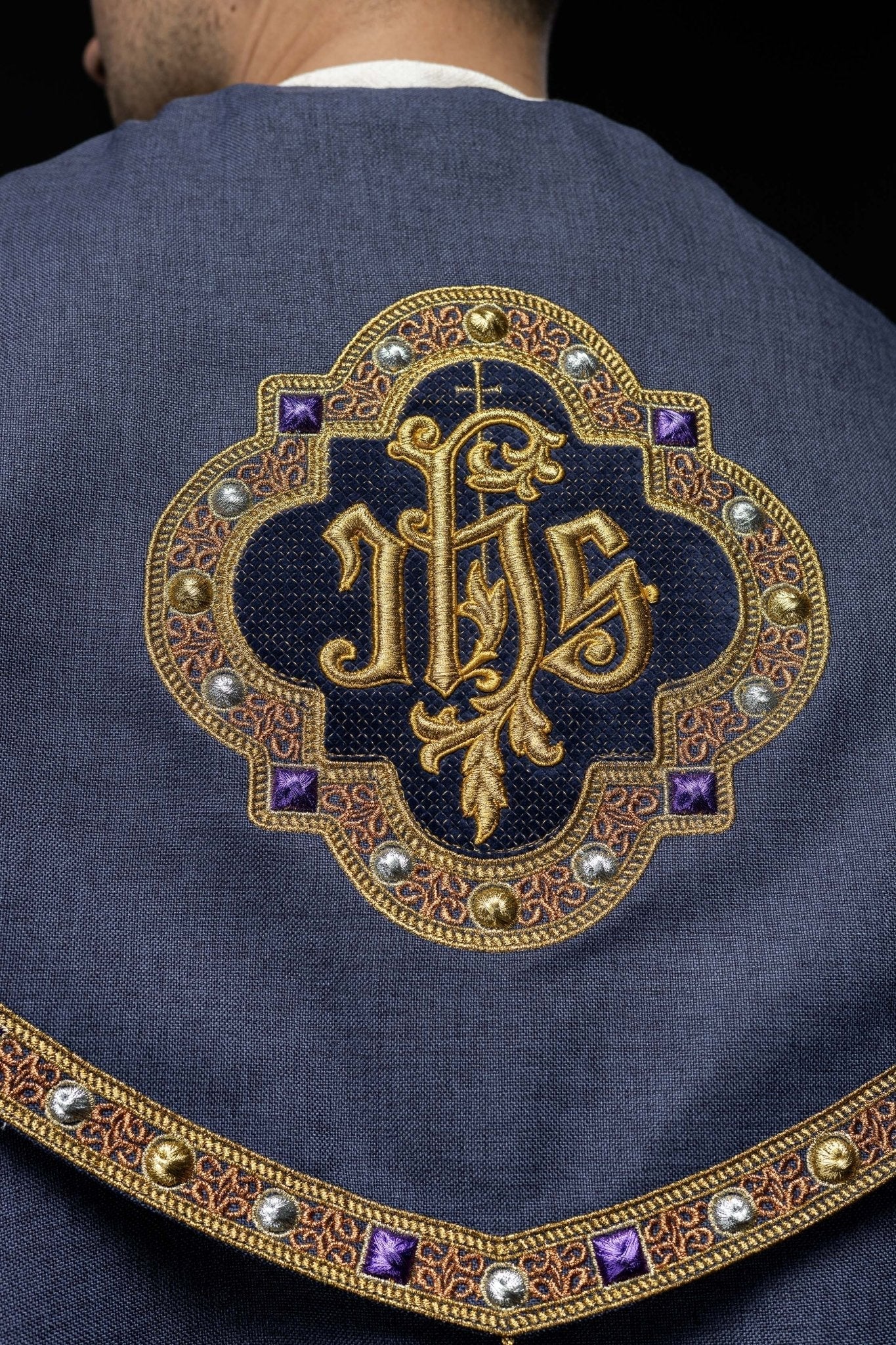 Purple liturgical cape with gold IHS S - 3067 - 03 - 70 150cm - HAFTINAUSA.COM