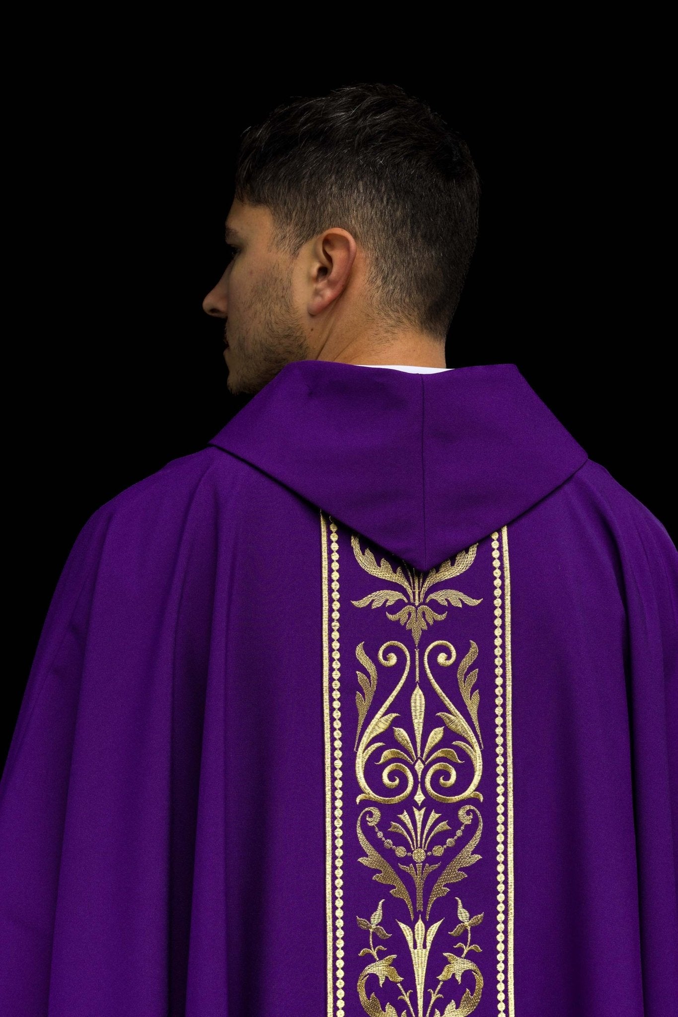 Purple liturgical chasuble decorated with a gold embroidered belt KOR/008/03/01 FIOLET - CHASUBLES.COM