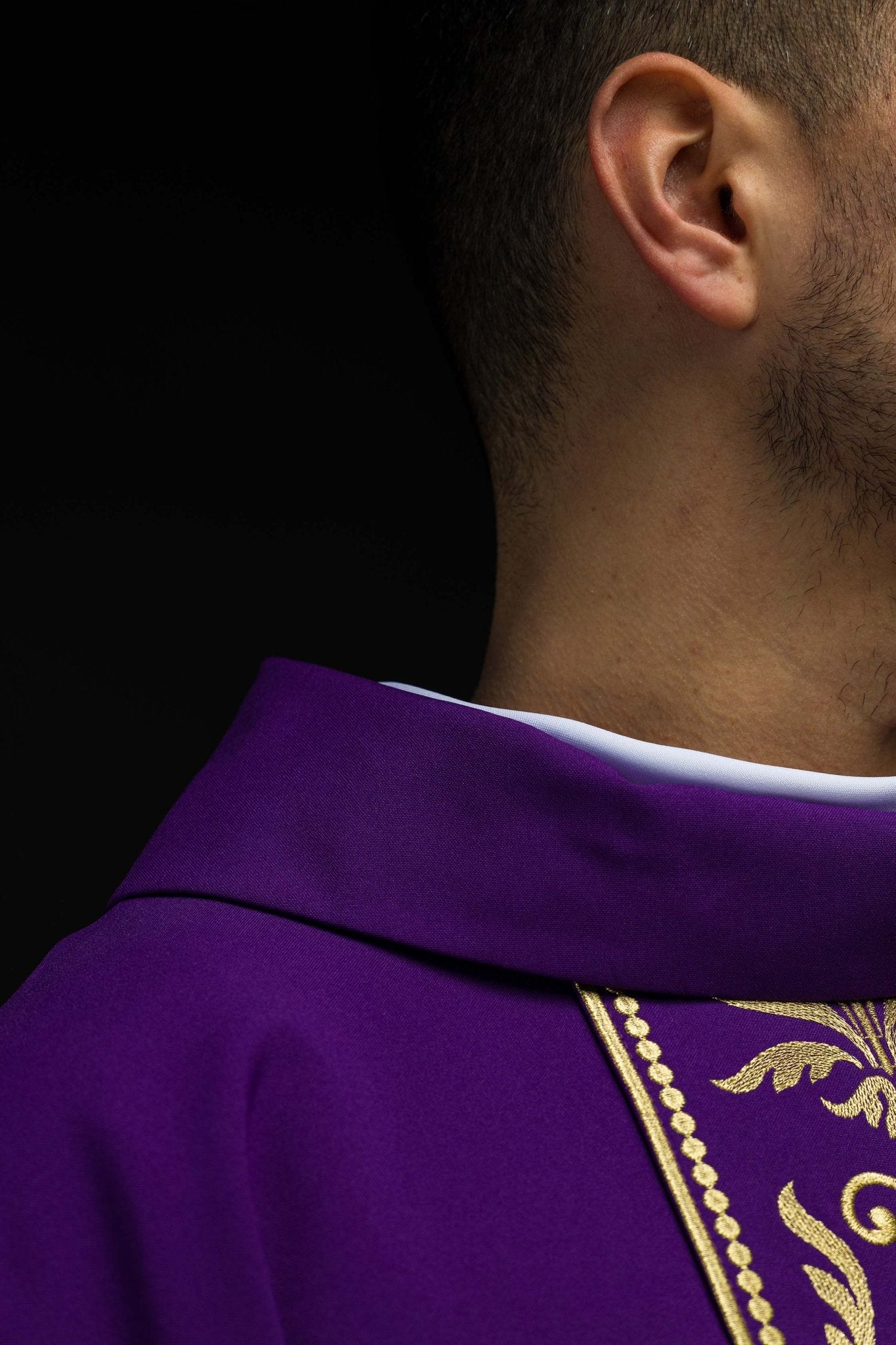 Purple liturgical chasuble decorated with a gold embroidered belt KOR/008/03/01 FIOLET - CHASUBLES.COM