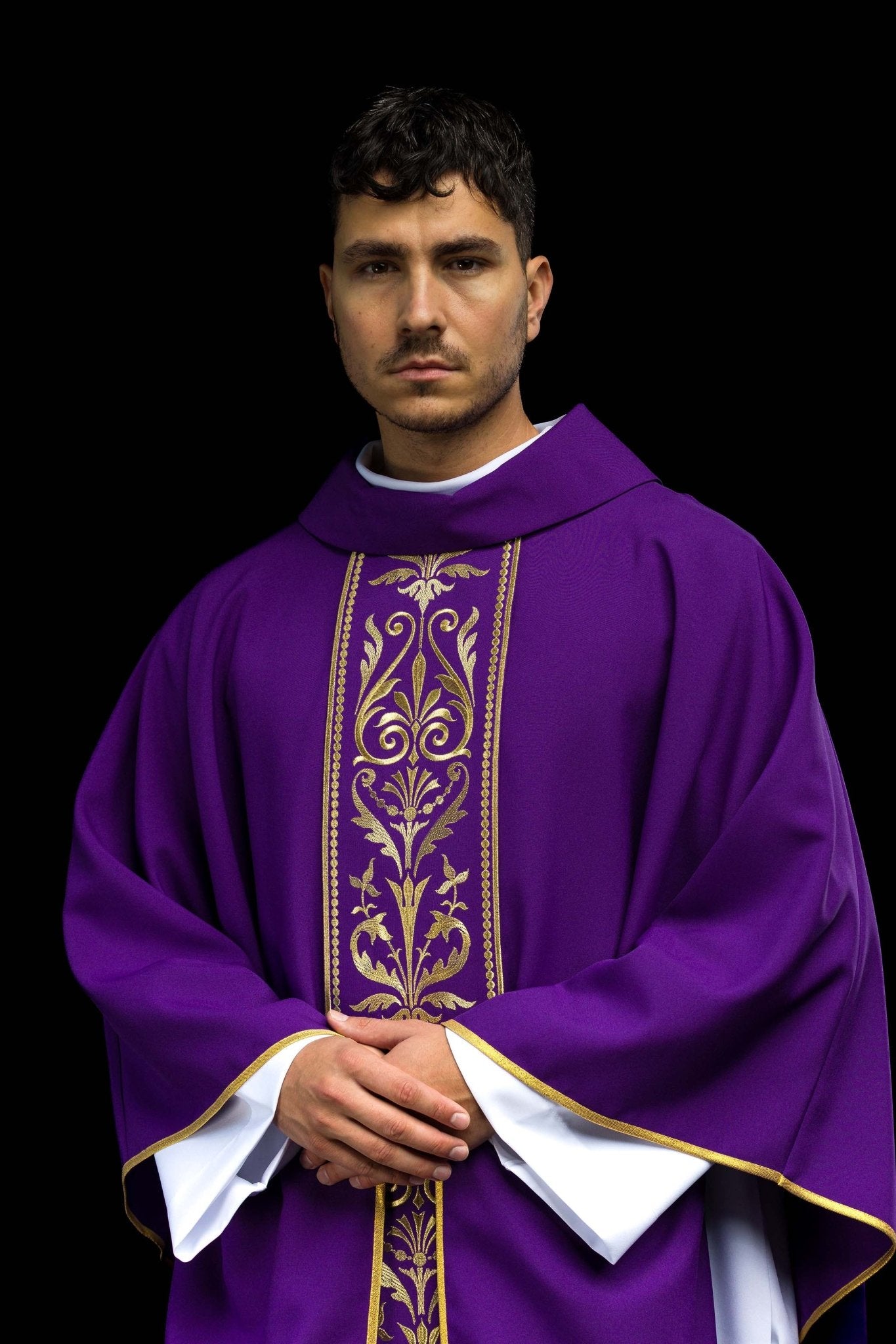 Purple liturgical chasuble decorated with a gold embroidered belt KOR/008/03/01 FIOLET - CHASUBLES.COM