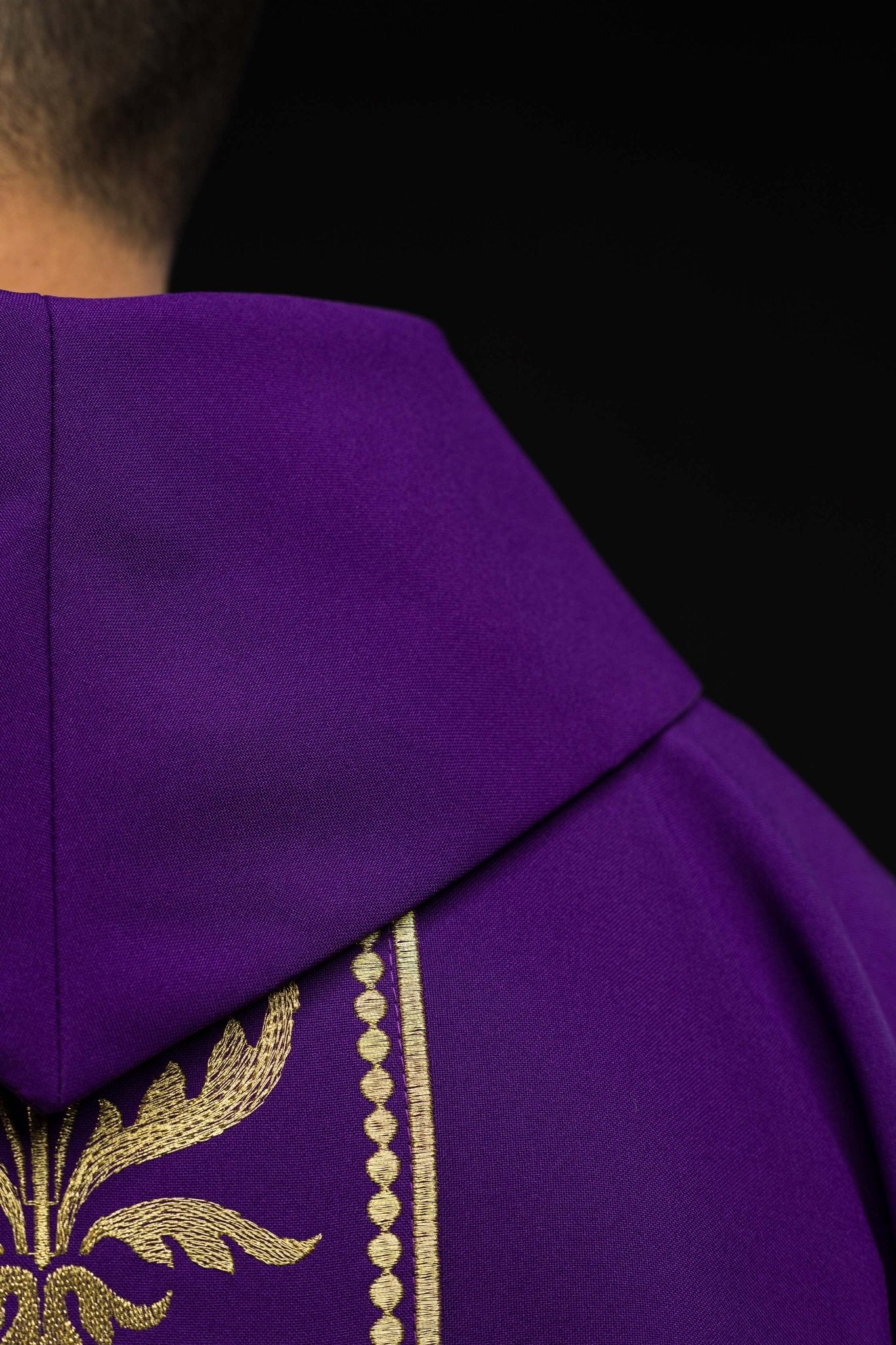 Purple liturgical chasuble decorated with a gold embroidered belt KOR/008/03/01 FIOLET - CHASUBLES.COM