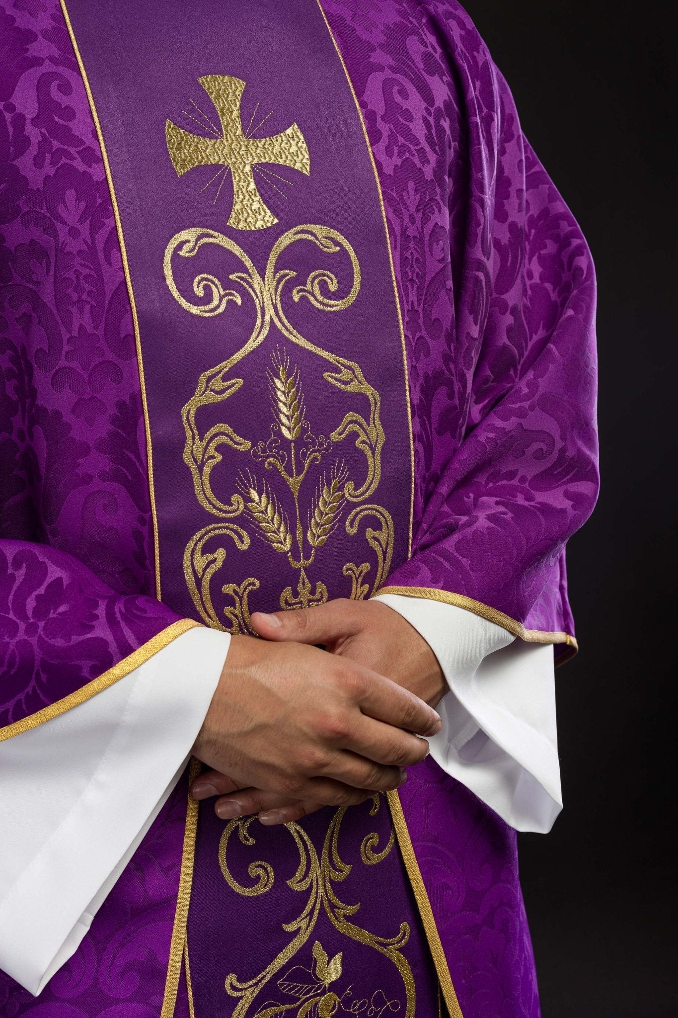 Purple liturgical chasuble decorated with an embroidered belt KOR/148/03/81 - HAFTINAUSA.COM